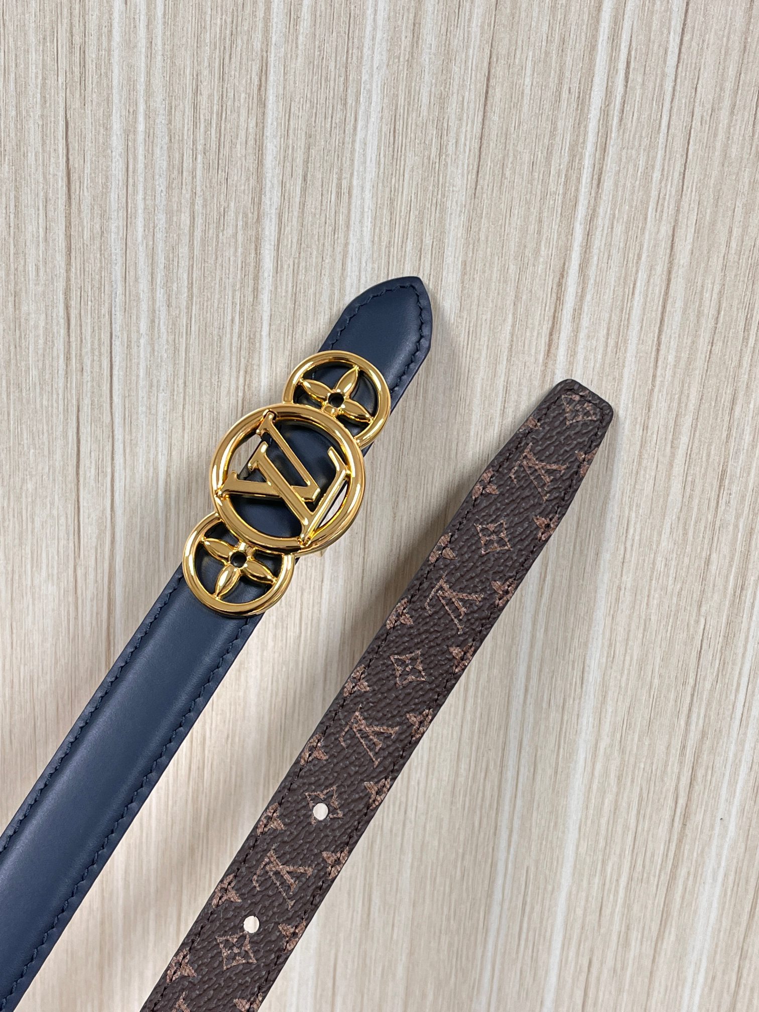 2026当季新款女士细腰带，适配裙装、裤装 正面：海军蓝色光滑小牛皮- 反面：经典Monogram老花涂