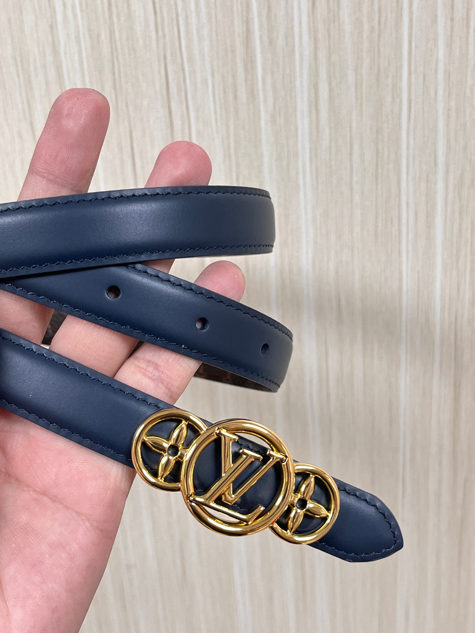 2026当季新款女士细腰带，适配裙装、裤装 正面：海军蓝色光滑小牛皮- 反面：经典Monogram老花涂