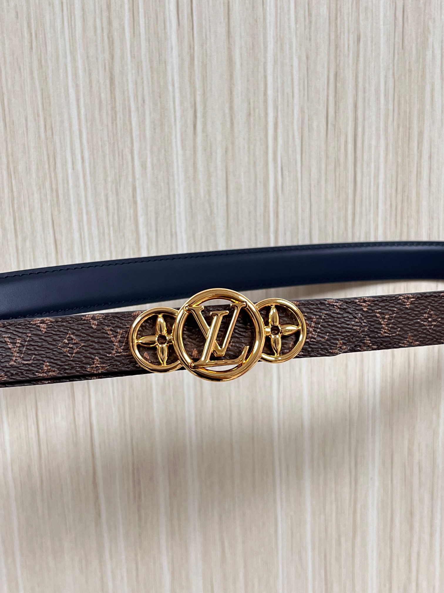 2026当季新款女士细腰带，适配裙装、裤装 正面：海军蓝色光滑小牛皮- 反面：经典Monogram老花涂