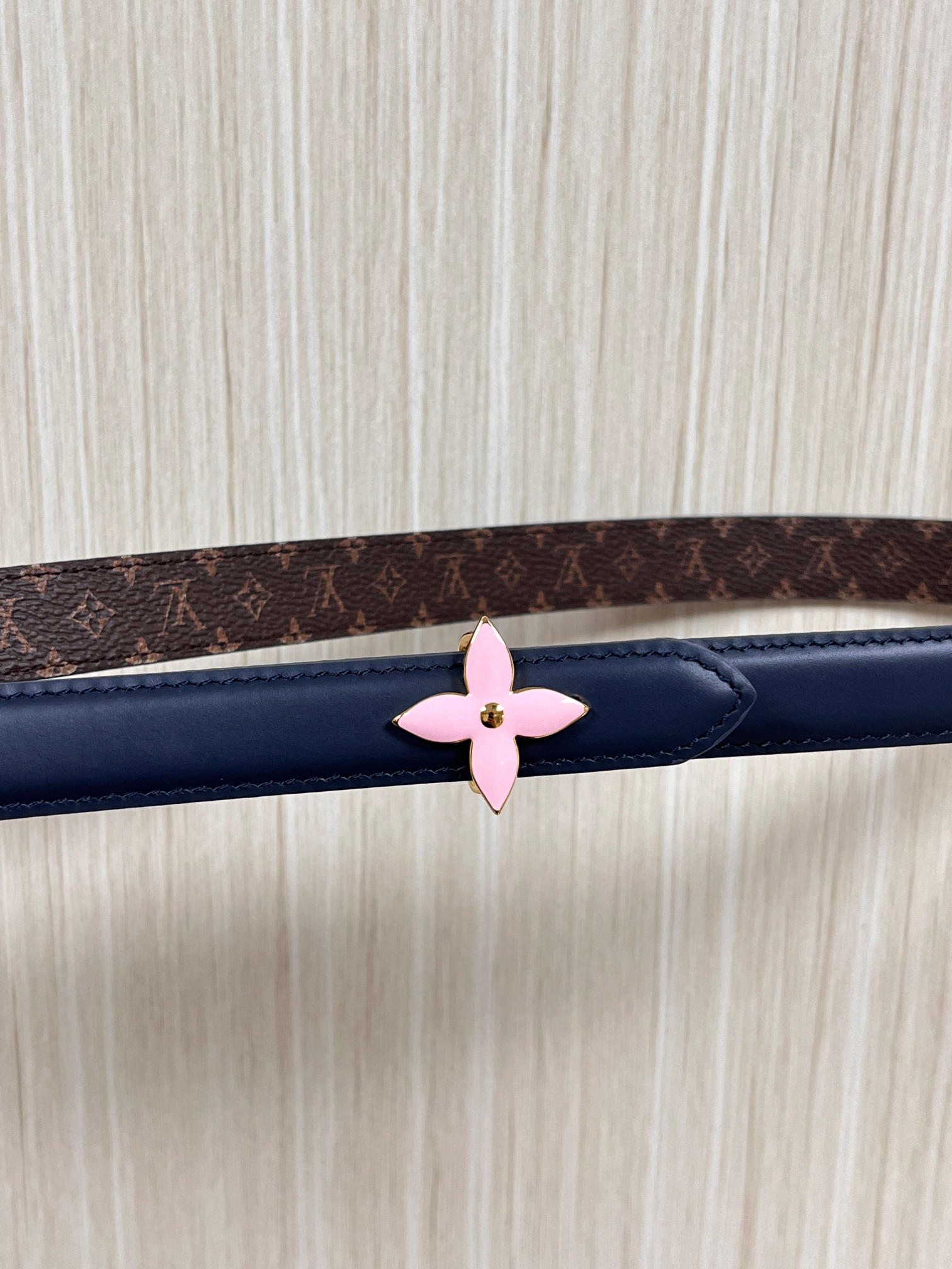 2026当季新款女士细腰带，适配裙装、裤装 正面：海军蓝色光滑小牛皮- 反面：经典Monogram老花涂