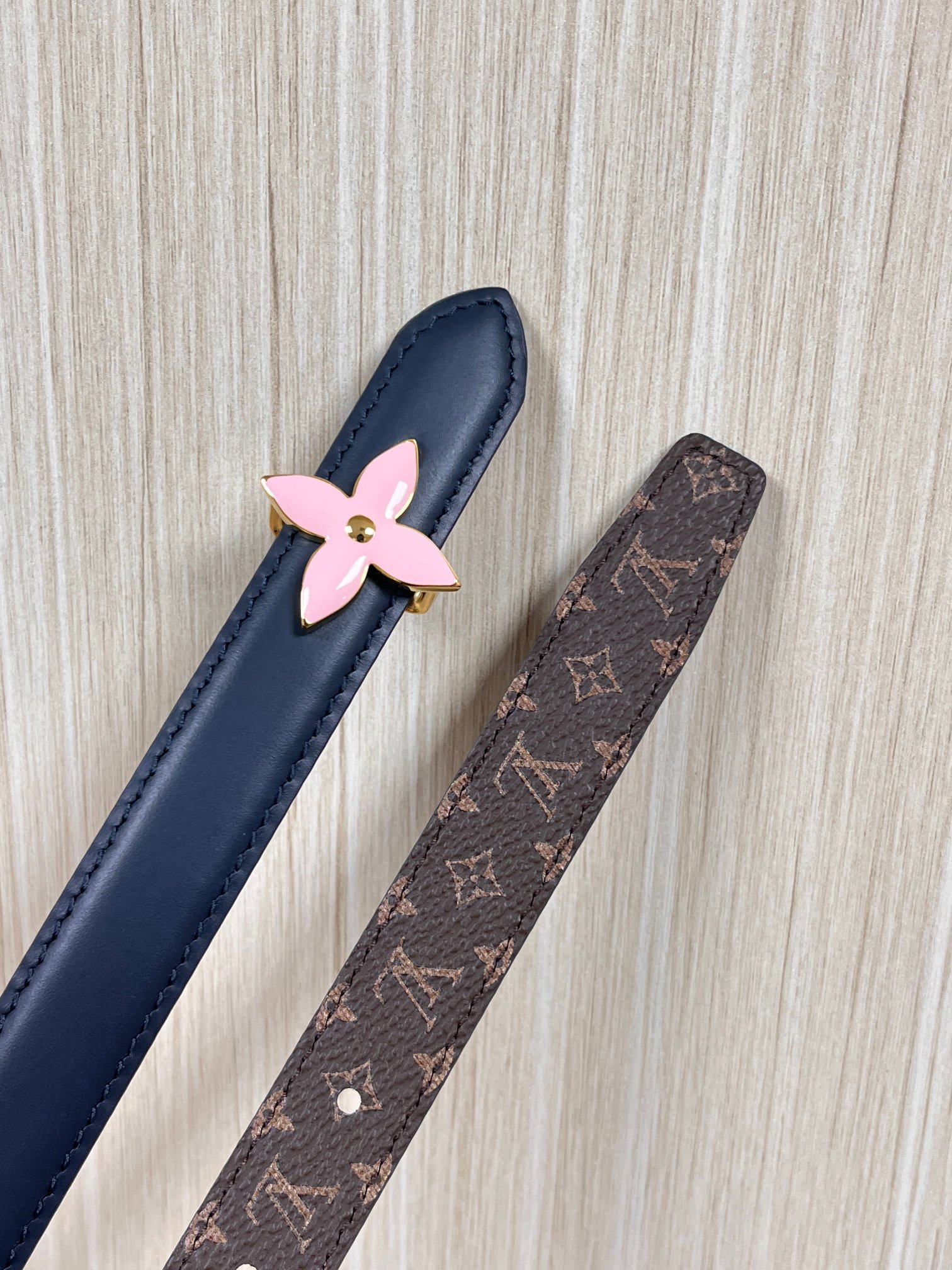 2026当季新款女士细腰带，适配裙装、裤装 正面：海军蓝色光滑小牛皮- 反面：经典Monogram老花涂