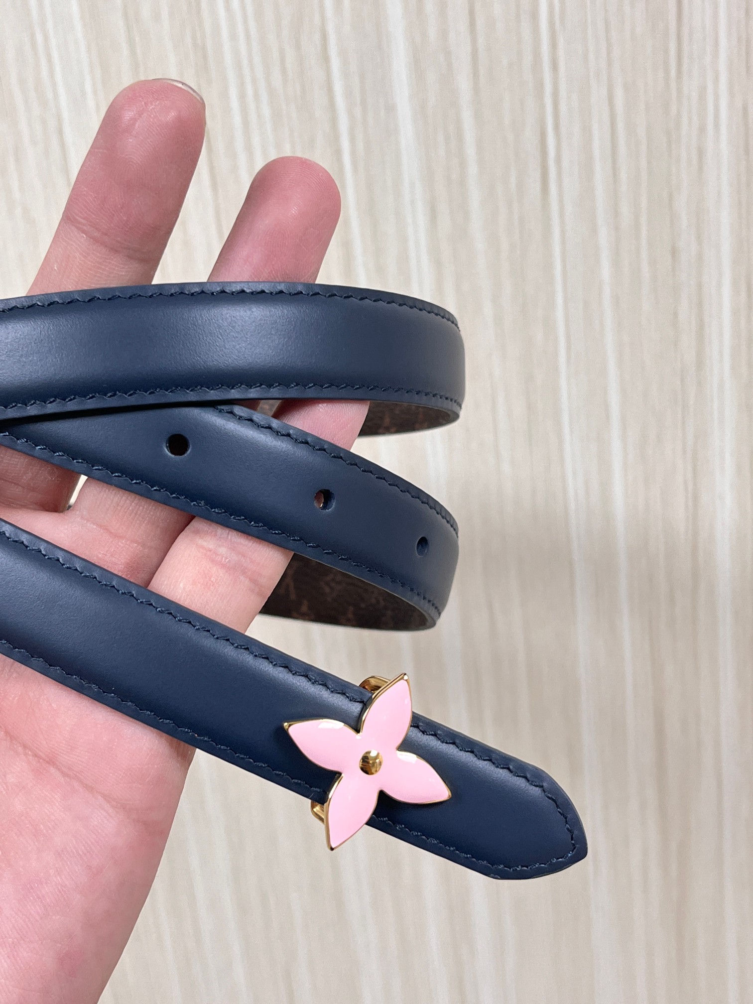 2026当季新款女士细腰带，适配裙装、裤装 正面：海军蓝色光滑小牛皮- 反面：经典Monogram老花涂