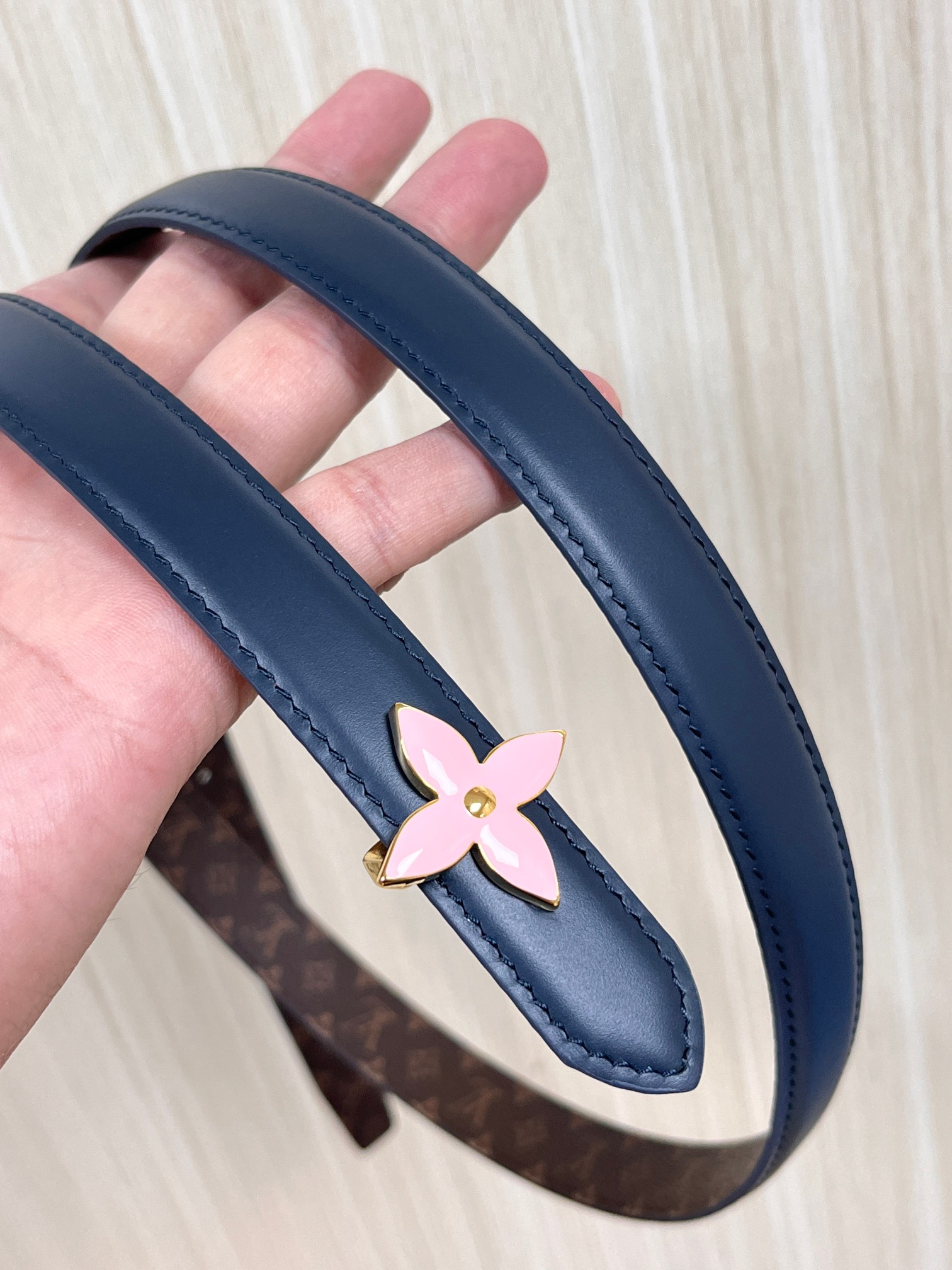 2026当季新款女士细腰带，适配裙装、裤装 正面：海军蓝色光滑小牛皮- 反面：经典Monogram老花涂