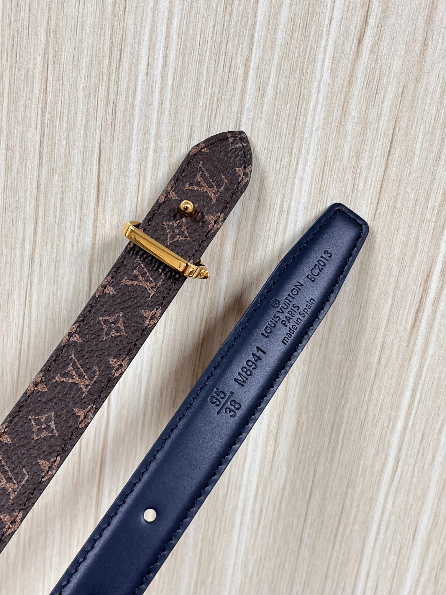 2026当季新款女士细腰带，适配裙装、裤装 正面：海军蓝色光滑小牛皮- 反面：经典Monogram老花涂