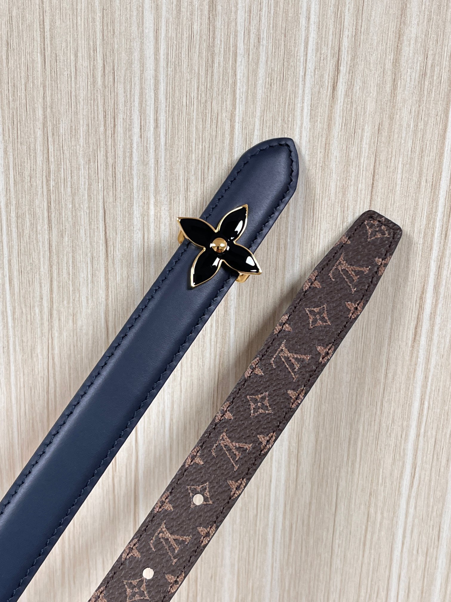 2026当季新款女士细腰带，适配裙装、裤装 正面：海军蓝色光滑小牛皮- 反面：经典Monogram老花涂