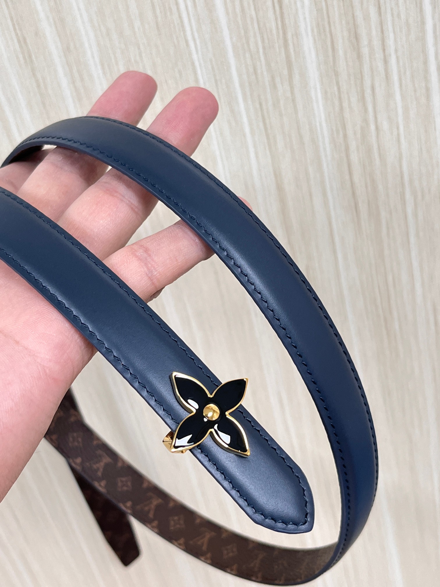 2026当季新款女士细腰带，适配裙装、裤装 正面：海军蓝色光滑小牛皮- 反面：经典Monogram老花涂