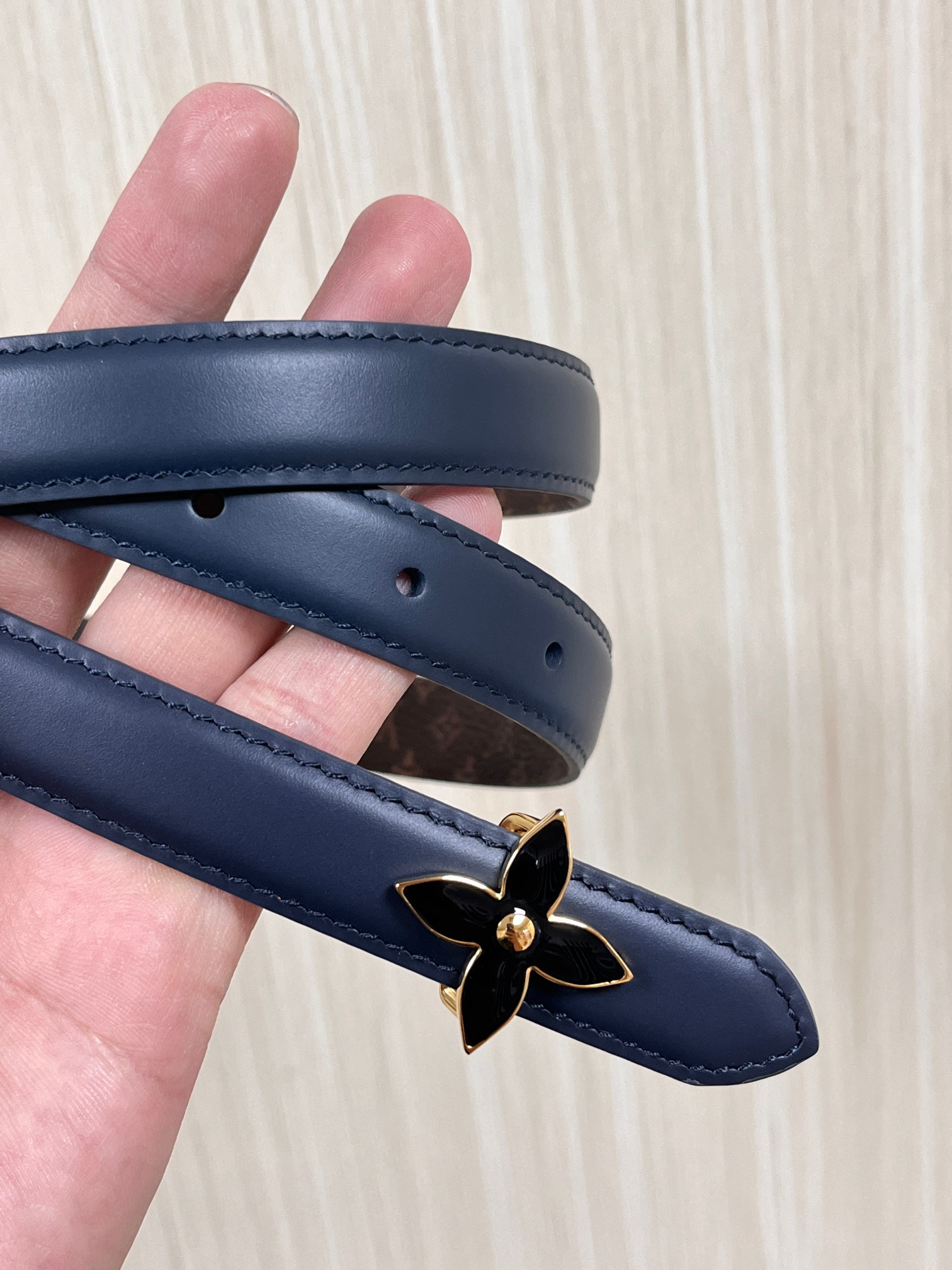 2026当季新款女士细腰带，适配裙装、裤装 正面：海军蓝色光滑小牛皮- 反面：经典Monogram老花涂