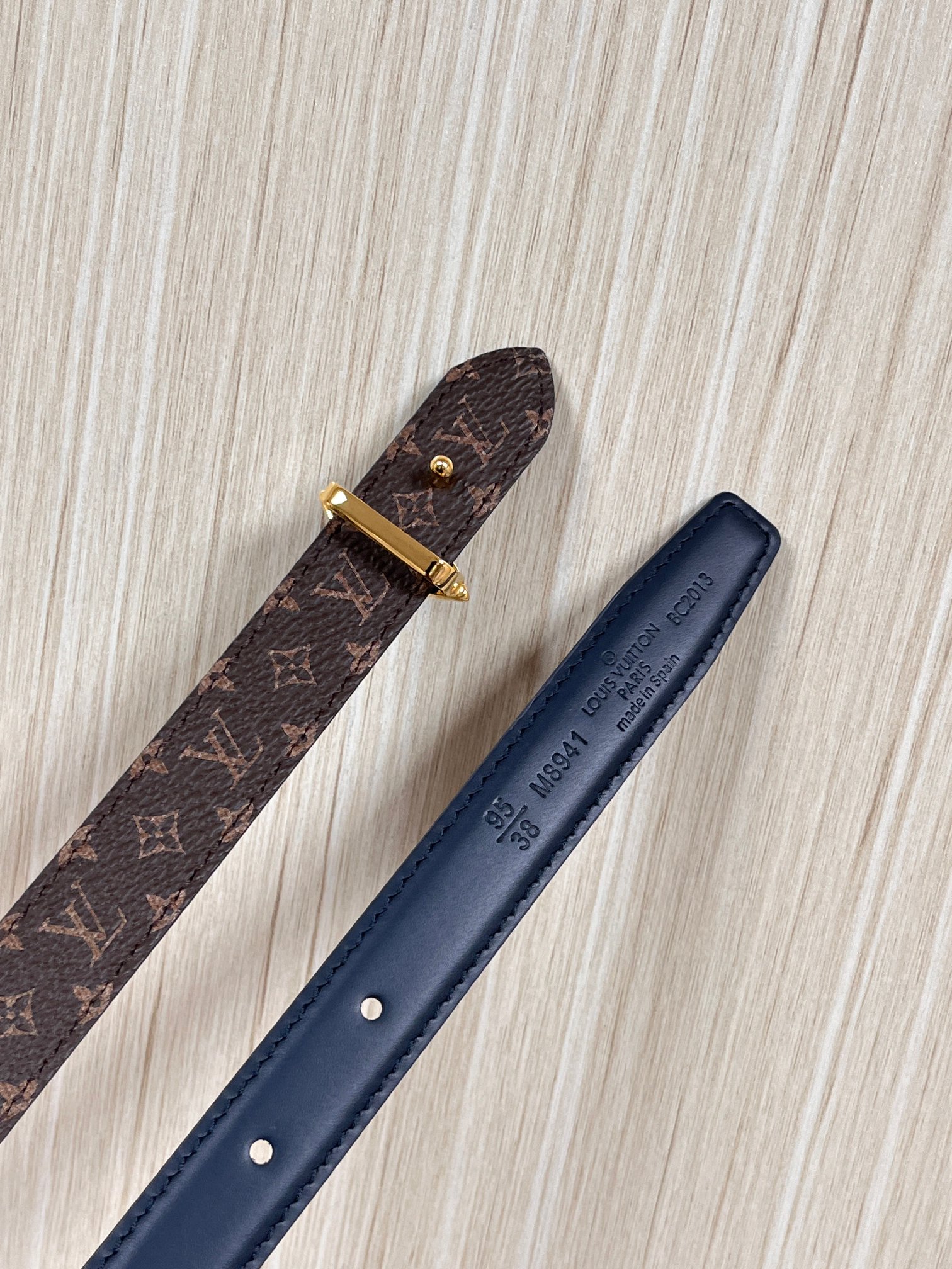 2026当季新款女士细腰带，适配裙装、裤装 正面：海军蓝色光滑小牛皮- 反面：经典Monogram老花涂