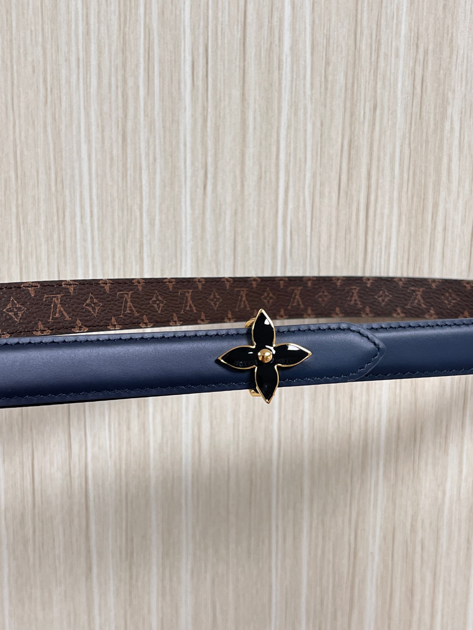 2026当季新款女士细腰带，适配裙装、裤装 正面：海军蓝色光滑小牛皮- 反面：经典Monogram老花涂