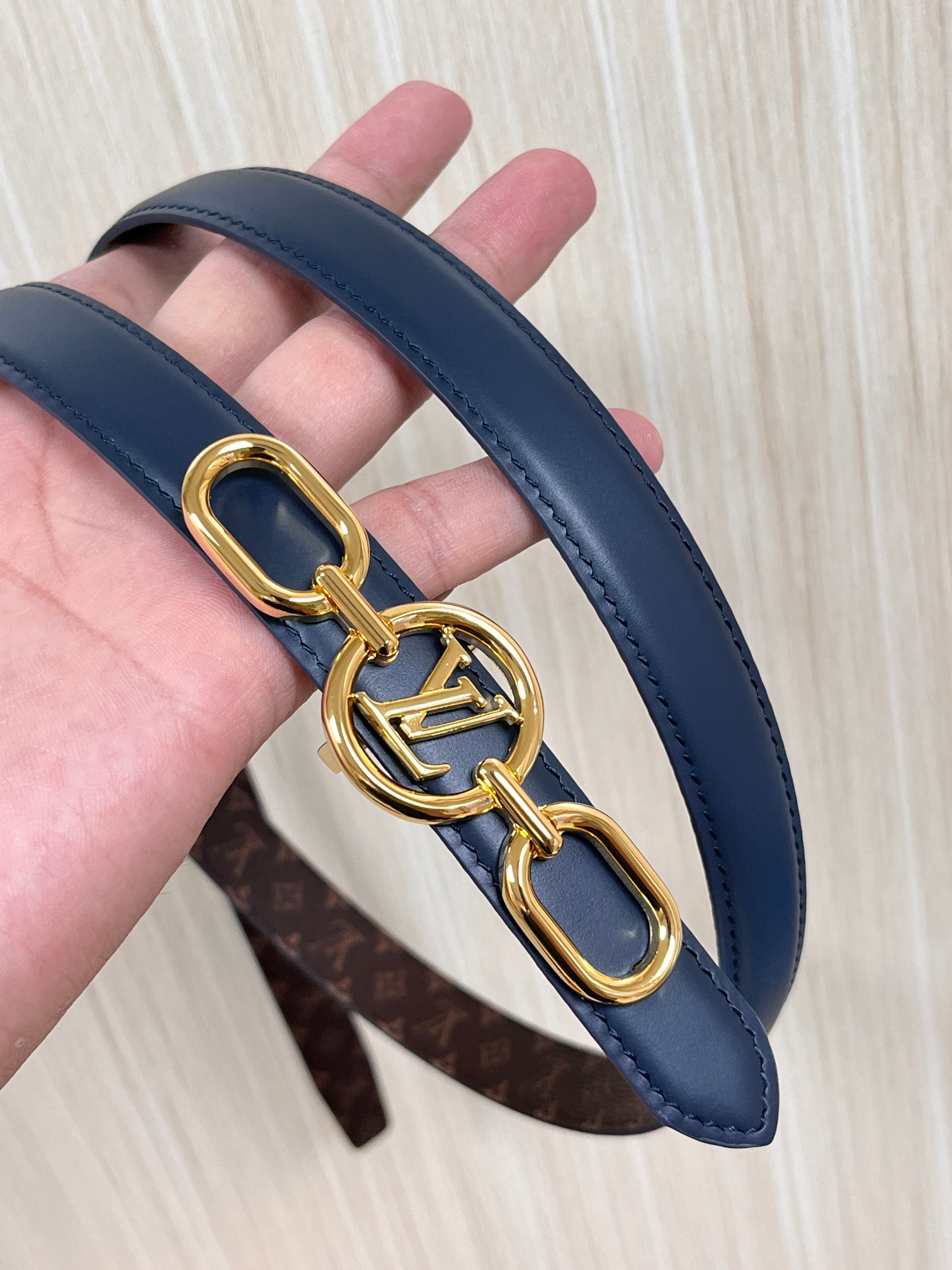 2026当季新款女士细腰带，适配裙装、裤装 正面：海军蓝色光滑小牛皮- 反面：经典Monogram老花涂