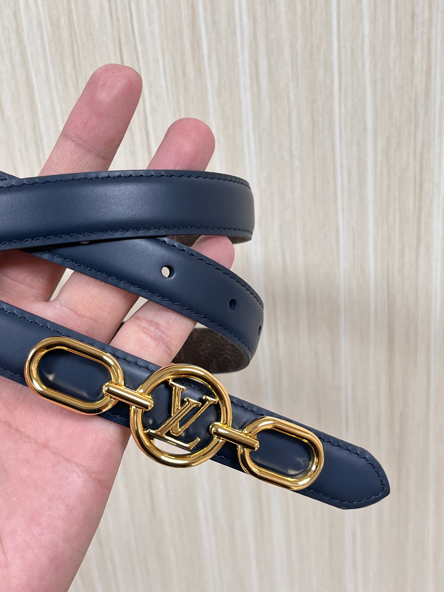 2026当季新款女士细腰带，适配裙装、裤装 正面：海军蓝色光滑小牛皮- 反面：经典Monogram老花涂