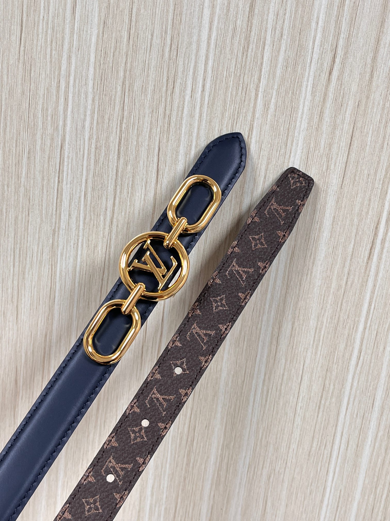 2026当季新款女士细腰带，适配裙装、裤装 正面：海军蓝色光滑小牛皮- 反面：经典Monogram老花涂