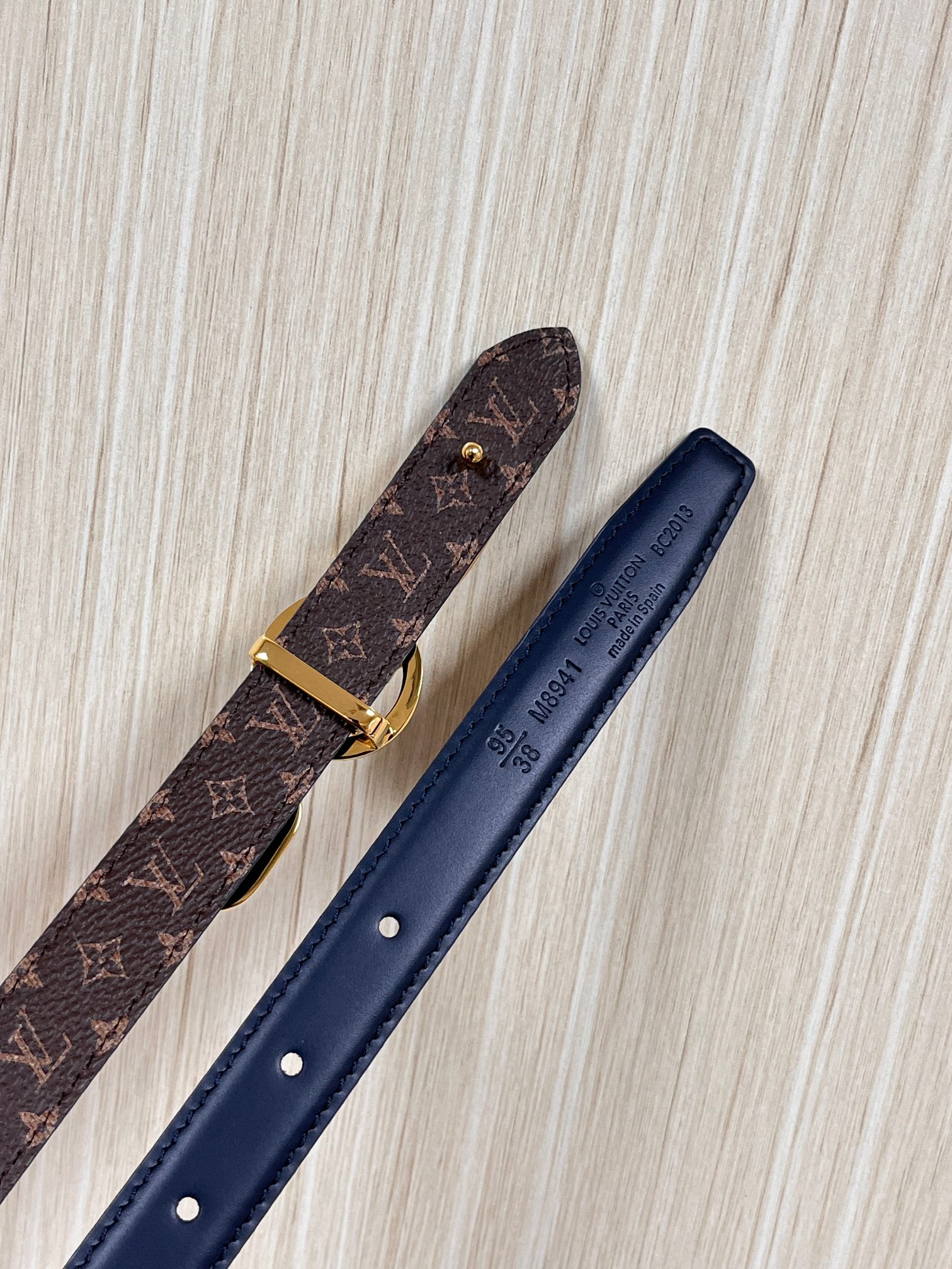 2026当季新款女士细腰带，适配裙装、裤装 正面：海军蓝色光滑小牛皮- 反面：经典Monogram老花涂