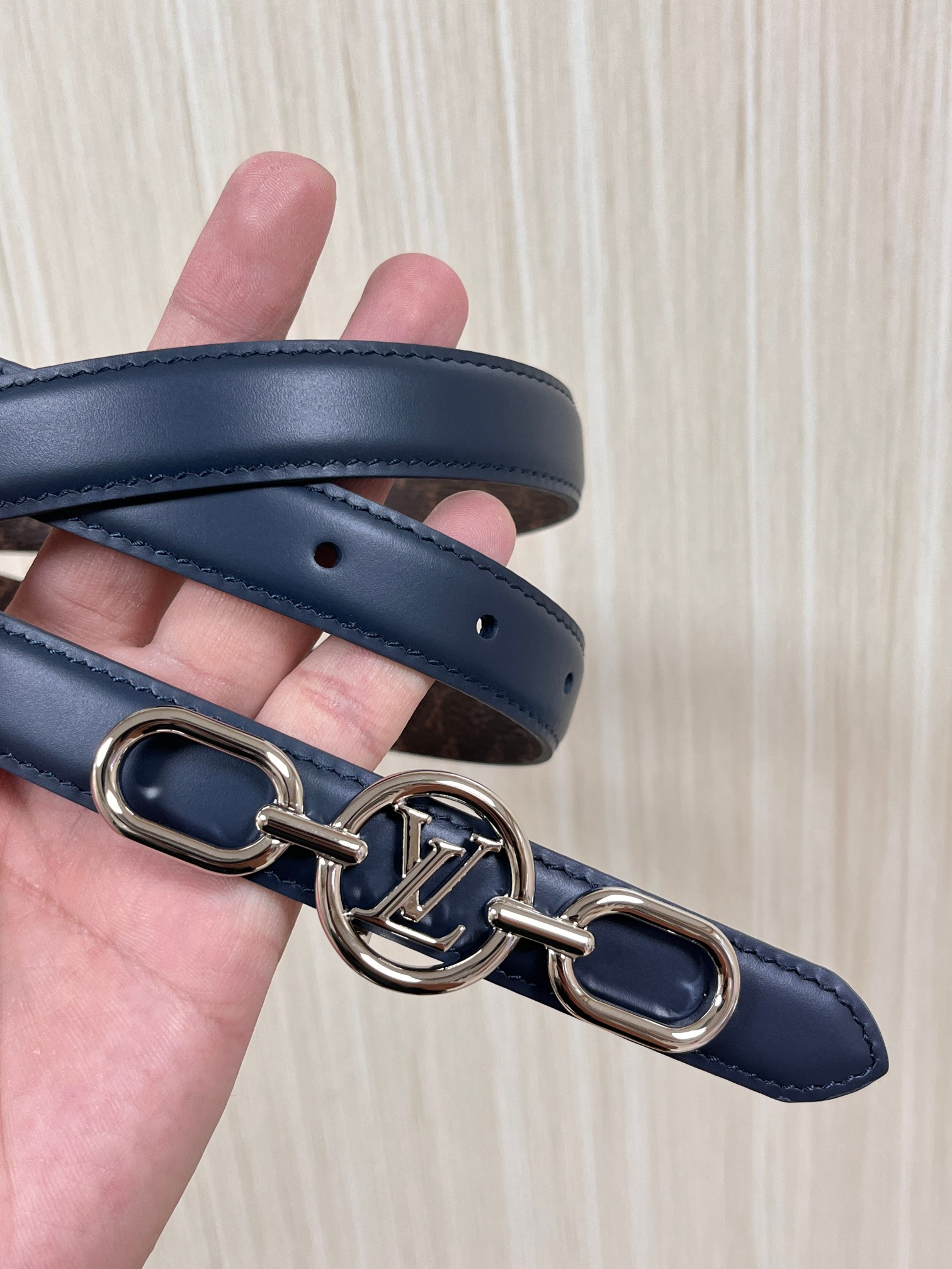 2026当季新款女士细腰带，适配裙装、裤装 正面：海军蓝色光滑小牛皮- 反面：经典Monogram老花涂