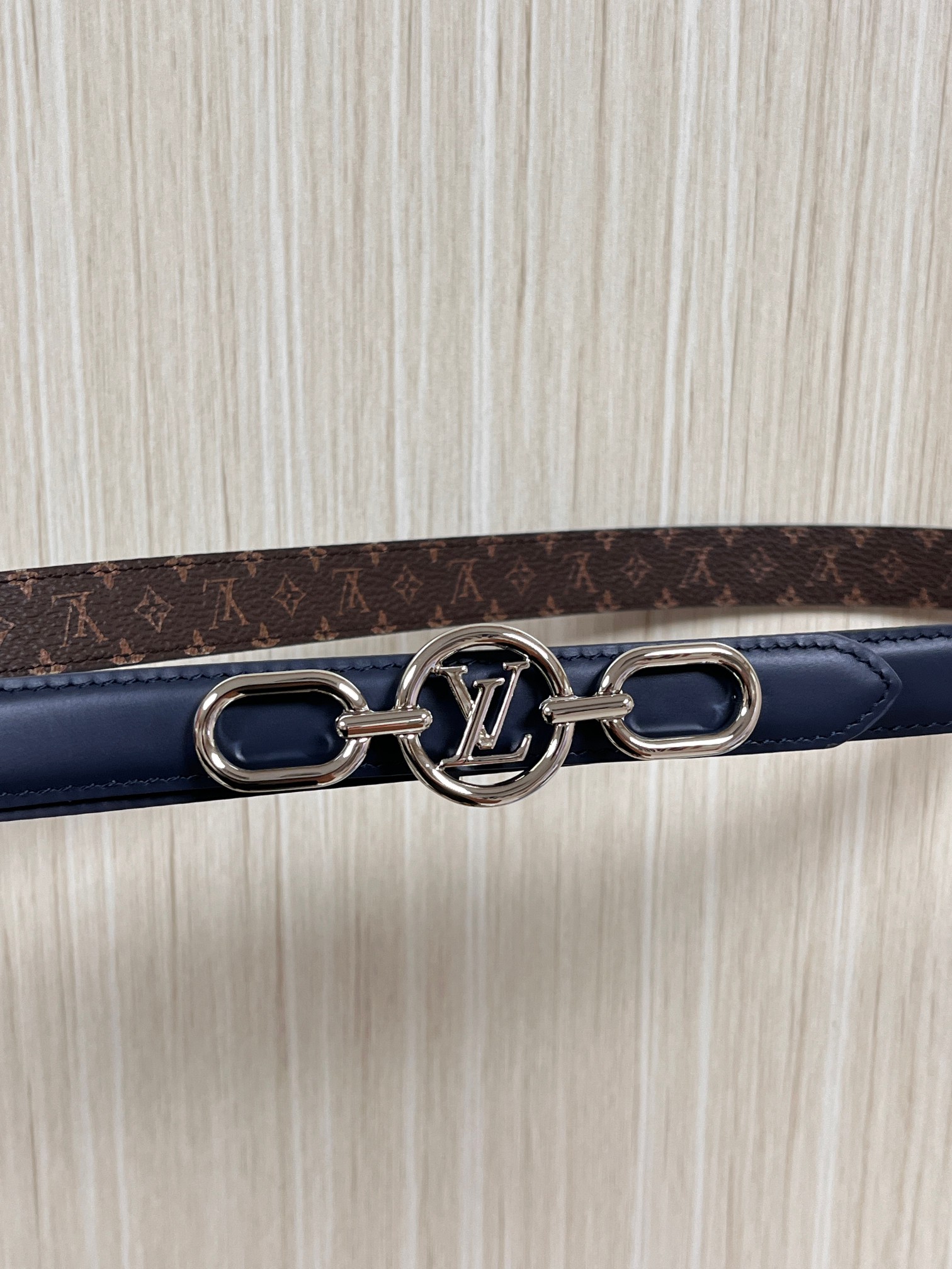 2026当季新款女士细腰带，适配裙装、裤装 正面：海军蓝色光滑小牛皮- 反面：经典Monogram老花涂