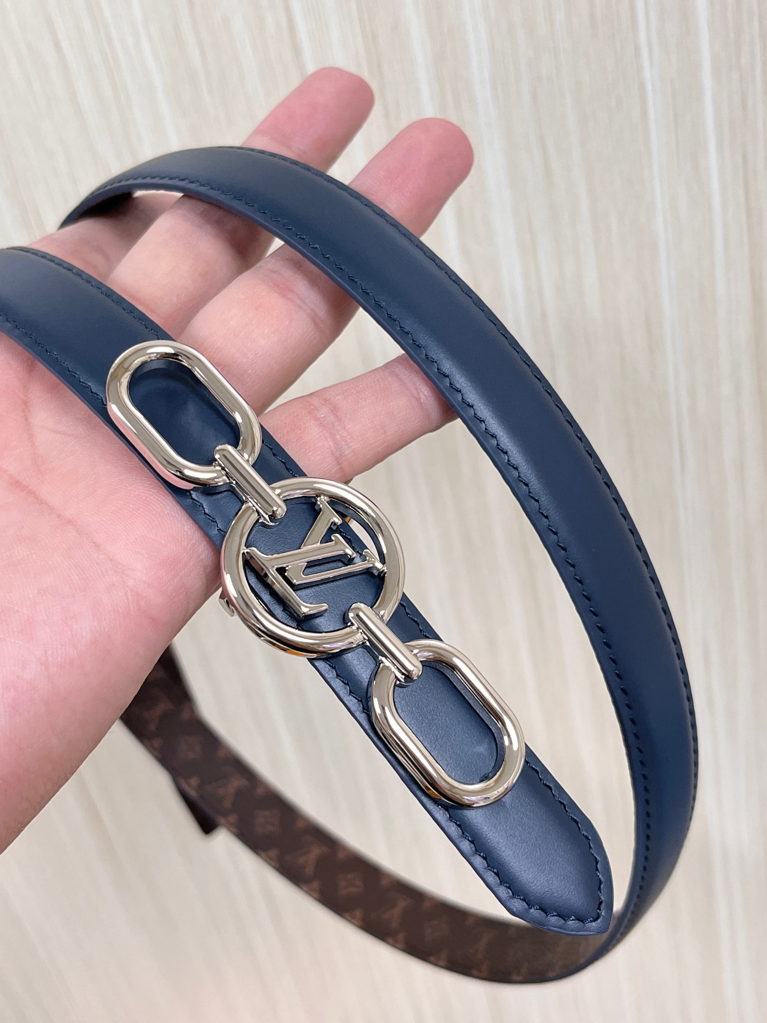 2026当季新款女士细腰带，适配裙装、裤装 正面：海军蓝色光滑小牛皮- 反面：经典Monogram老花涂