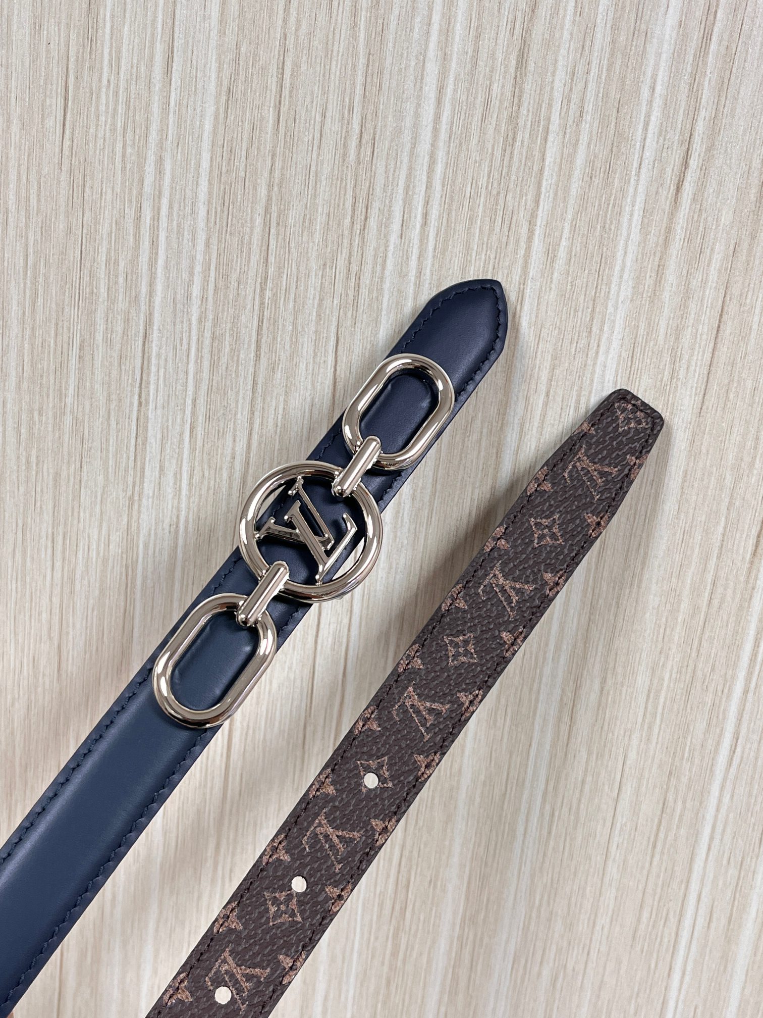 2026当季新款女士细腰带，适配裙装、裤装 正面：海军蓝色光滑小牛皮- 反面：经典Monogram老花涂