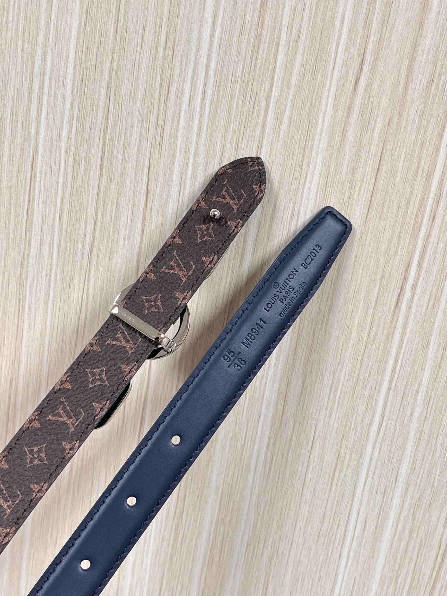 2026当季新款女士细腰带，适配裙装、裤装 正面：海军蓝色光滑小牛皮- 反面：经典Monogram老花涂