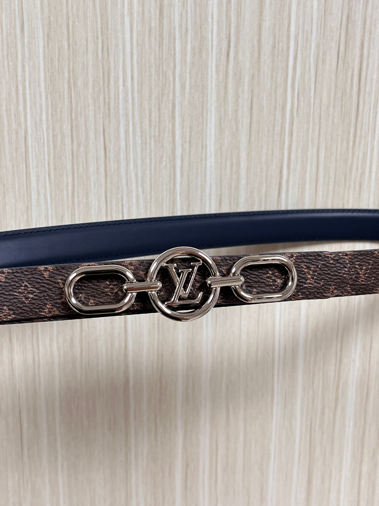 2026当季新款女士细腰带，适配裙装、裤装 正面：海军蓝色光滑小牛皮- 反面：经典Monogram老花涂