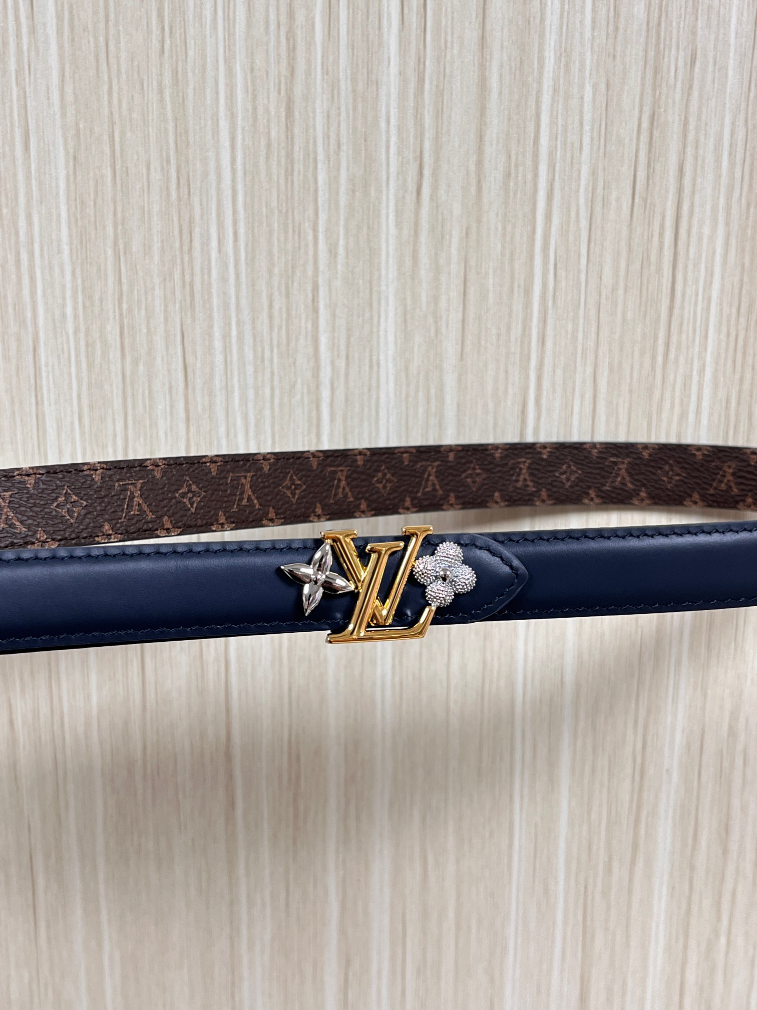 2026当季新款女士细腰带，适配裙装、裤装 正面：海军蓝色光滑小牛皮- 反面：经典Monogram老花涂