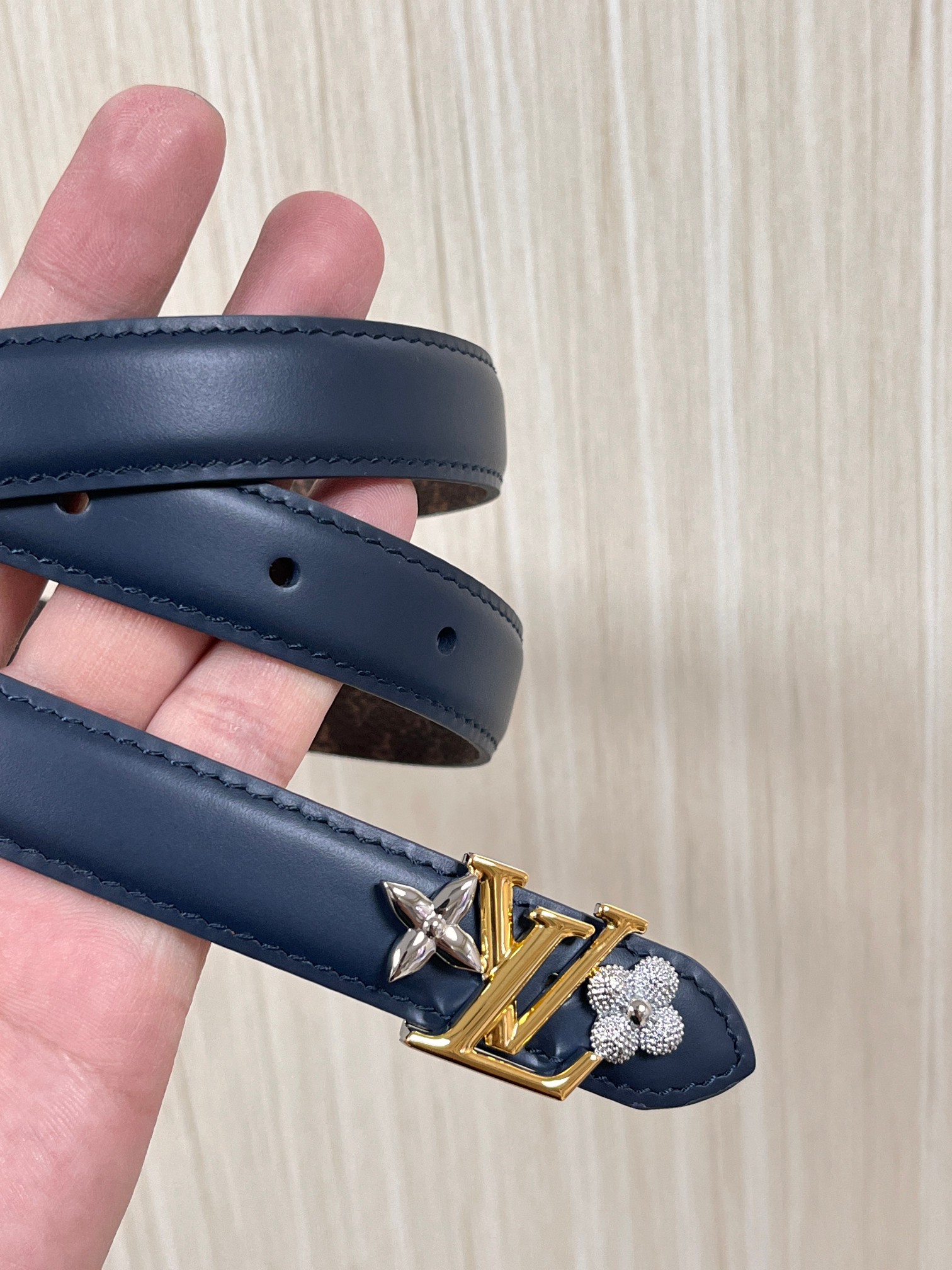 2026当季新款女士细腰带，适配裙装、裤装 正面：海军蓝色光滑小牛皮- 反面：经典Monogram老花涂