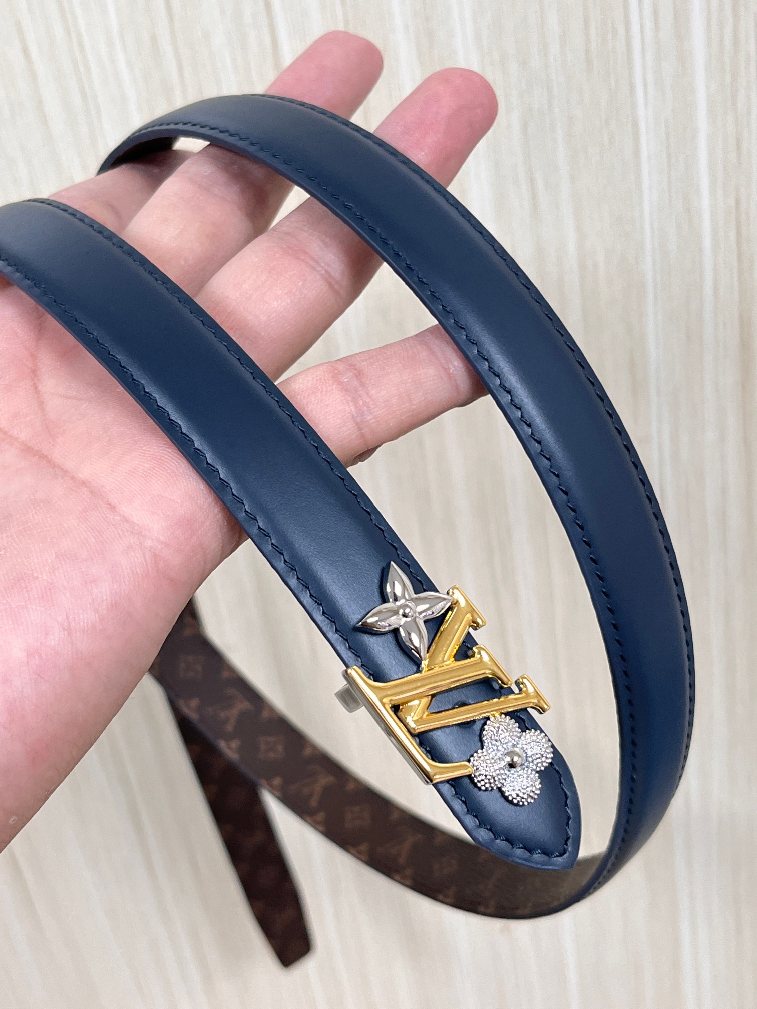 2026当季新款女士细腰带，适配裙装、裤装 正面：海军蓝色光滑小牛皮- 反面：经典Monogram老花涂