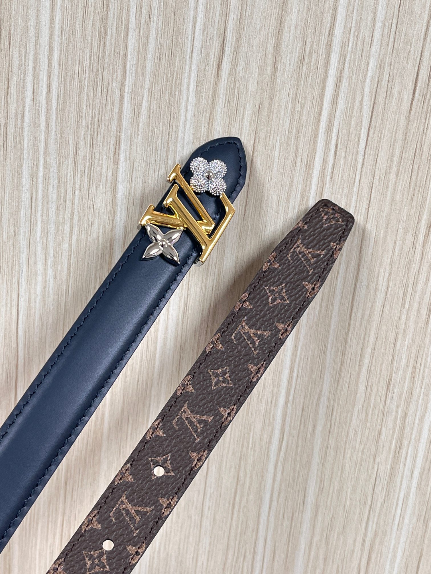 2026当季新款女士细腰带，适配裙装、裤装 正面：海军蓝色光滑小牛皮- 反面：经典Monogram老花涂