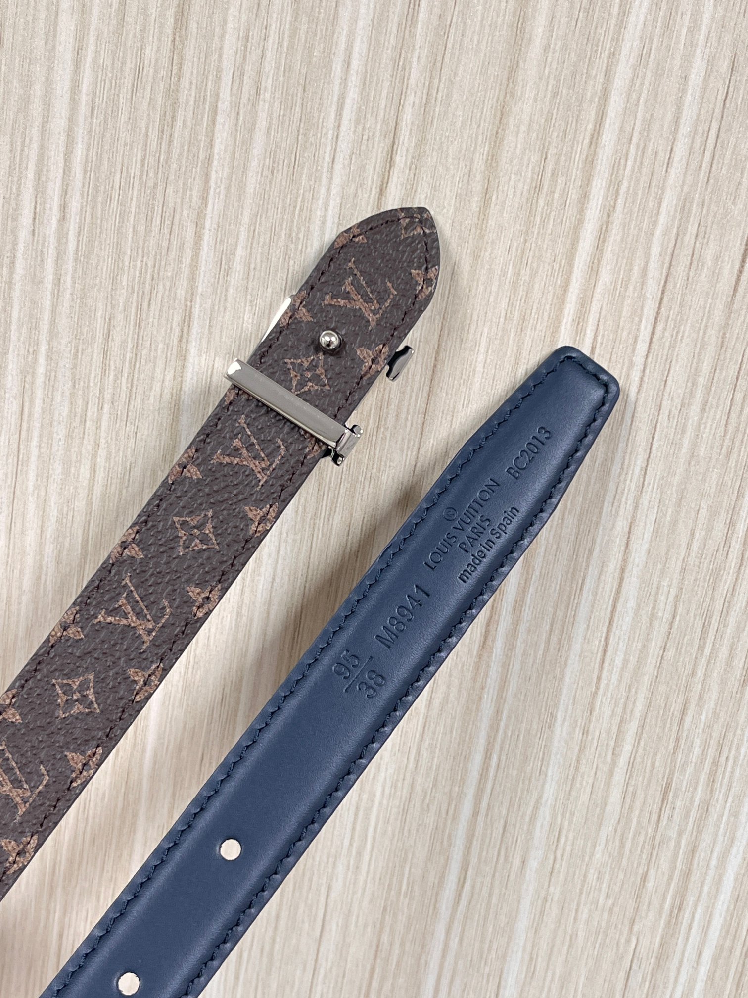 2026当季新款女士细腰带，适配裙装、裤装 正面：海军蓝色光滑小牛皮- 反面：经典Monogram老花涂