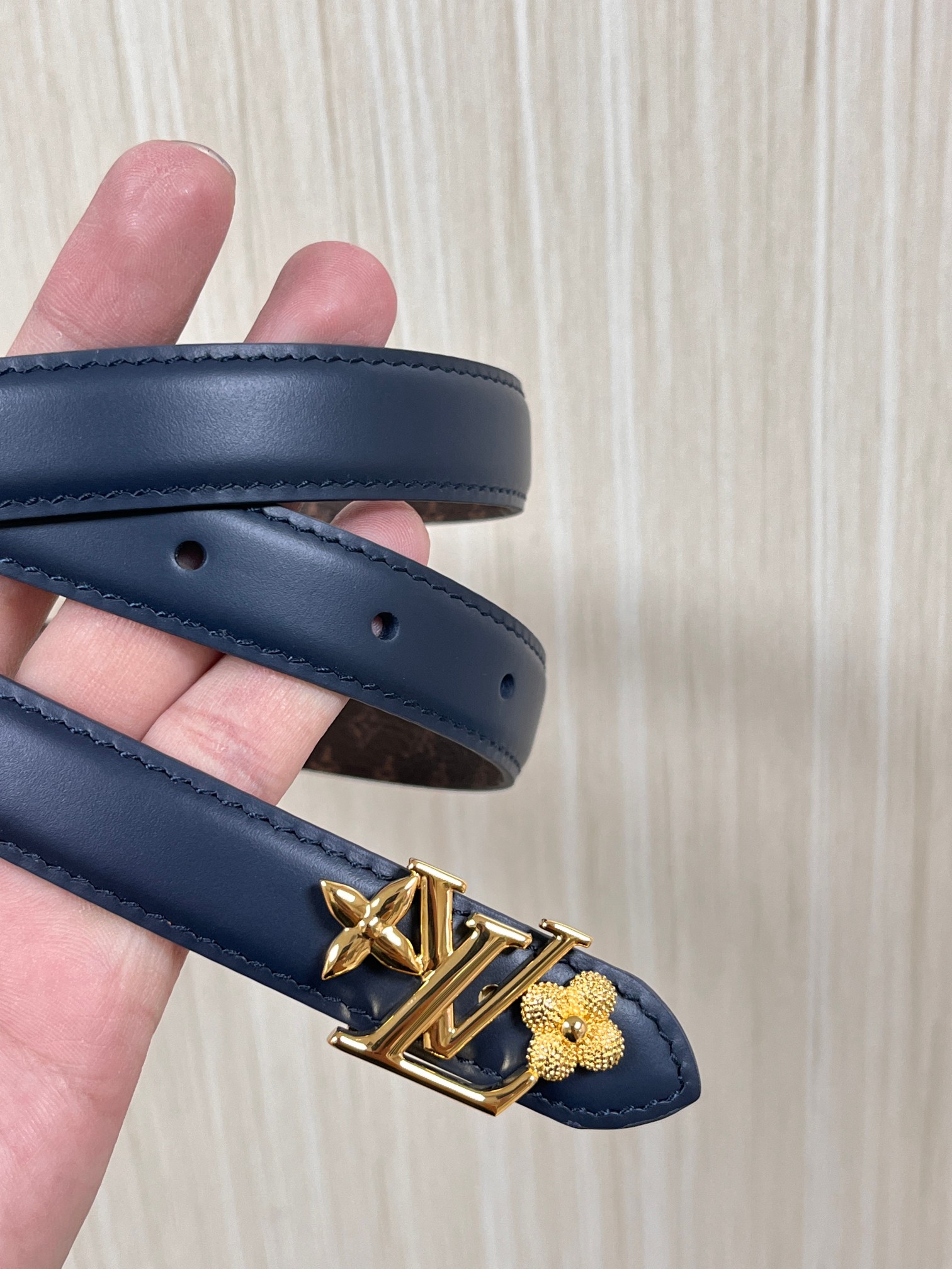 2026当季新款女士细腰带，适配裙装、裤装 正面：海军蓝色光滑小牛皮- 反面：经典Monogram老花涂