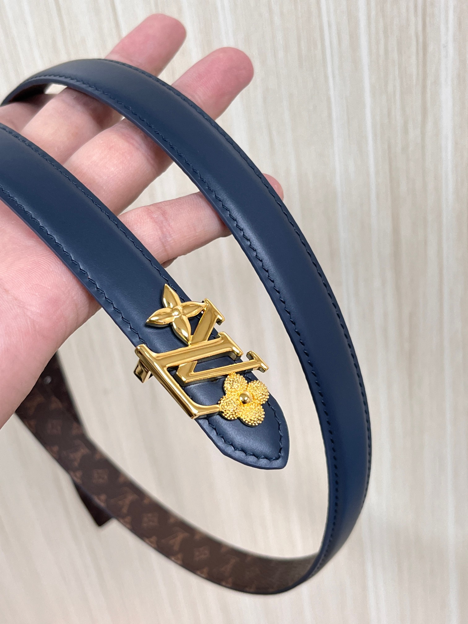 2026当季新款女士细腰带，适配裙装、裤装 正面：海军蓝色光滑小牛皮- 反面：经典Monogram老花涂