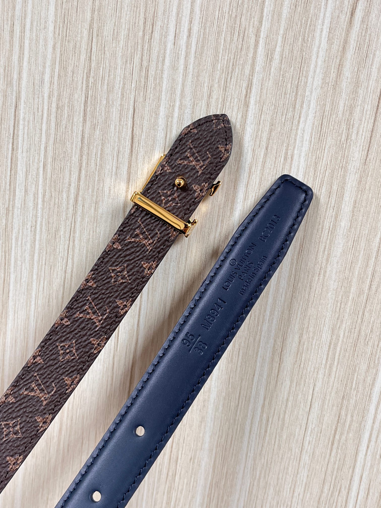 2026当季新款女士细腰带，适配裙装、裤装 正面：海军蓝色光滑小牛皮- 反面：经典Monogram老花涂