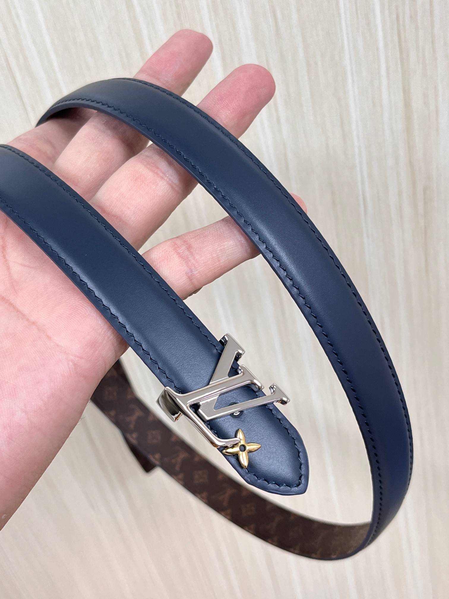 2026当季新款女士细腰带，适配裙装、裤装 正面：海军蓝色光滑小牛皮- 反面：经典Monogram老花涂