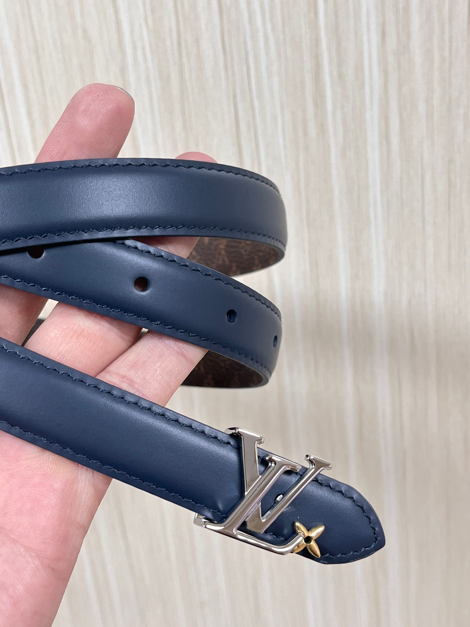 2026当季新款女士细腰带，适配裙装、裤装 正面：海军蓝色光滑小牛皮- 反面：经典Monogram老花涂