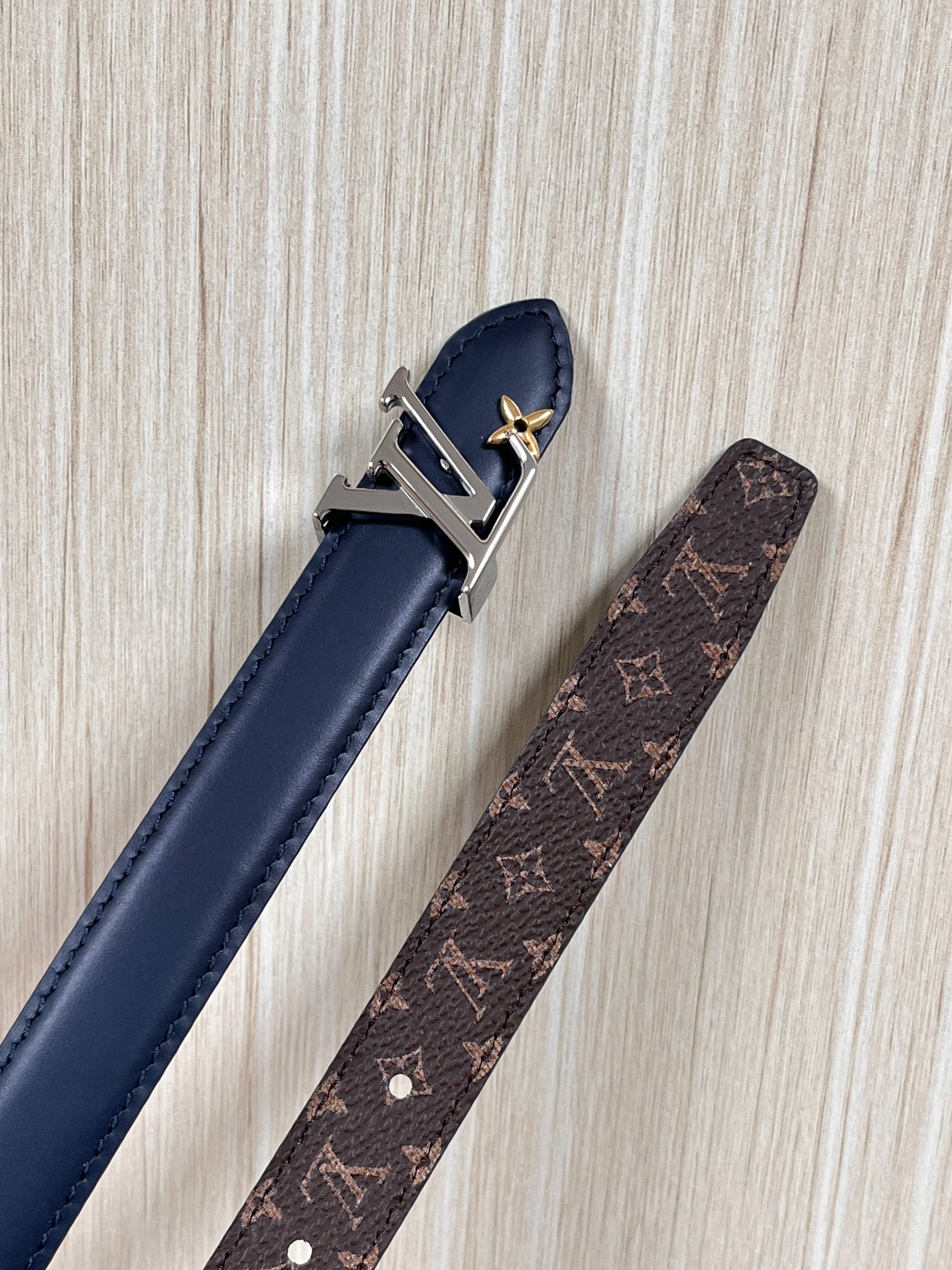 2026当季新款女士细腰带，适配裙装、裤装 正面：海军蓝色光滑小牛皮- 反面：经典Monogram老花涂