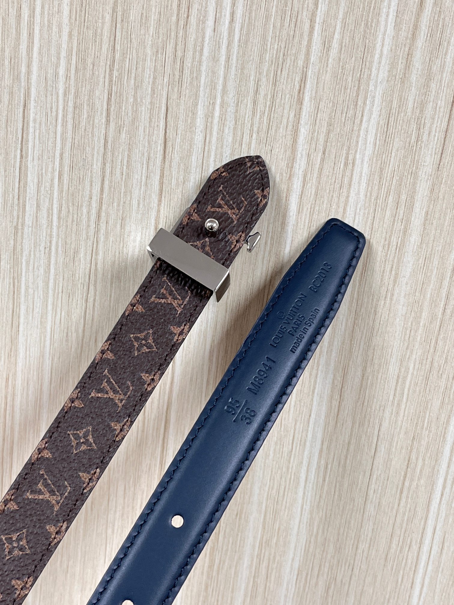 2026当季新款女士细腰带，适配裙装、裤装 正面：海军蓝色光滑小牛皮- 反面：经典Monogram老花涂