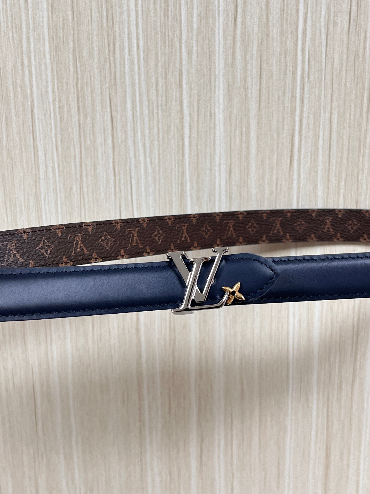 2026当季新款女士细腰带，适配裙装、裤装 正面：海军蓝色光滑小牛皮- 反面：经典Monogram老花涂