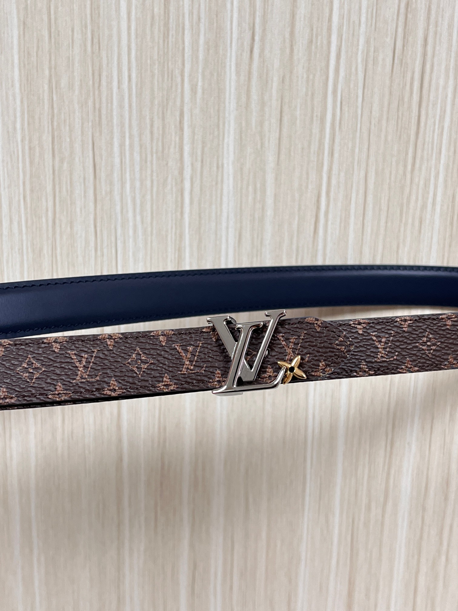 2026当季新款女士细腰带，适配裙装、裤装 正面：海军蓝色光滑小牛皮- 反面：经典Monogram老花涂