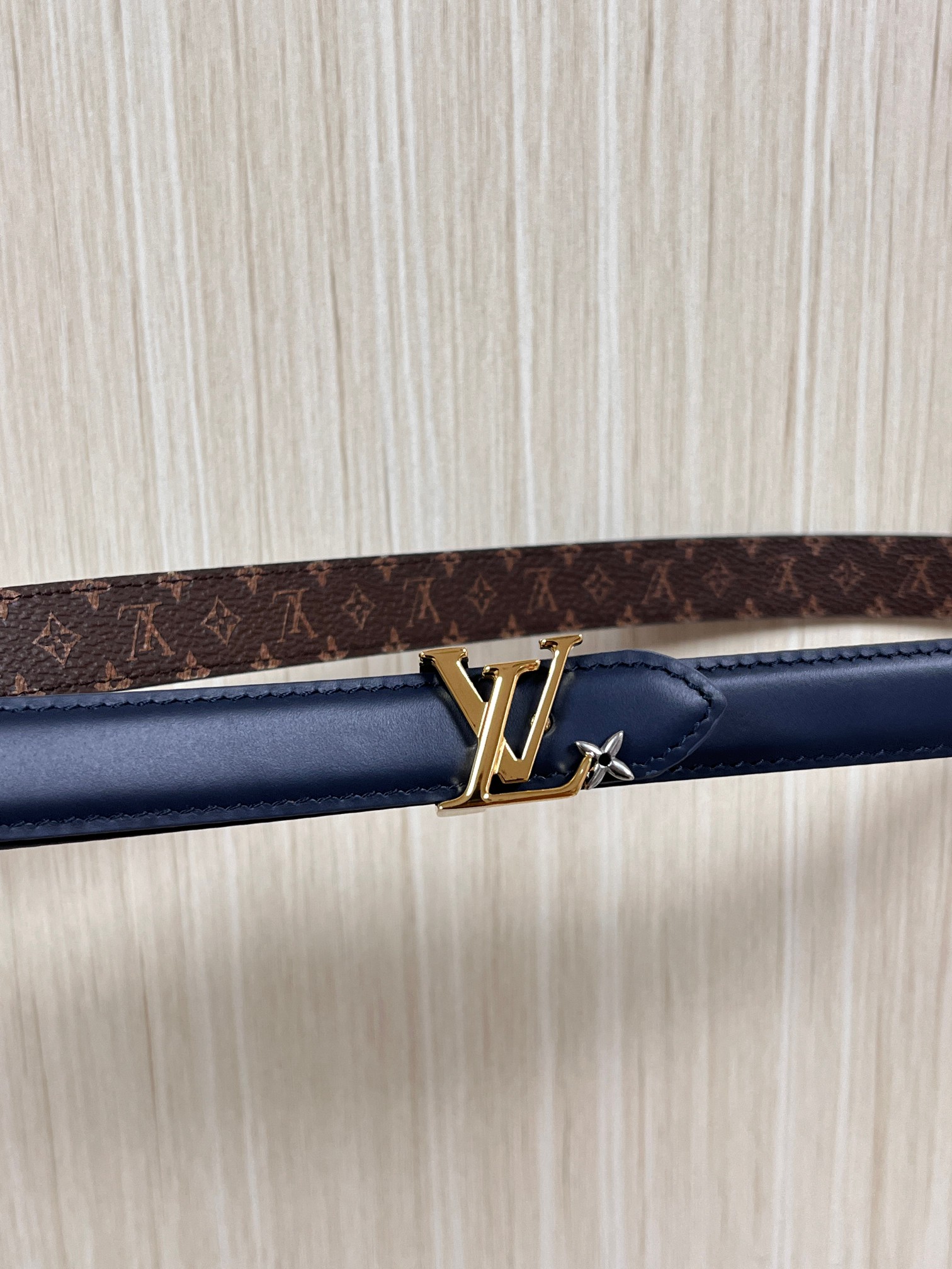 2026当季新款女士细腰带，适配裙装、裤装 正面：海军蓝色光滑小牛皮- 反面：经典Monogram老花涂