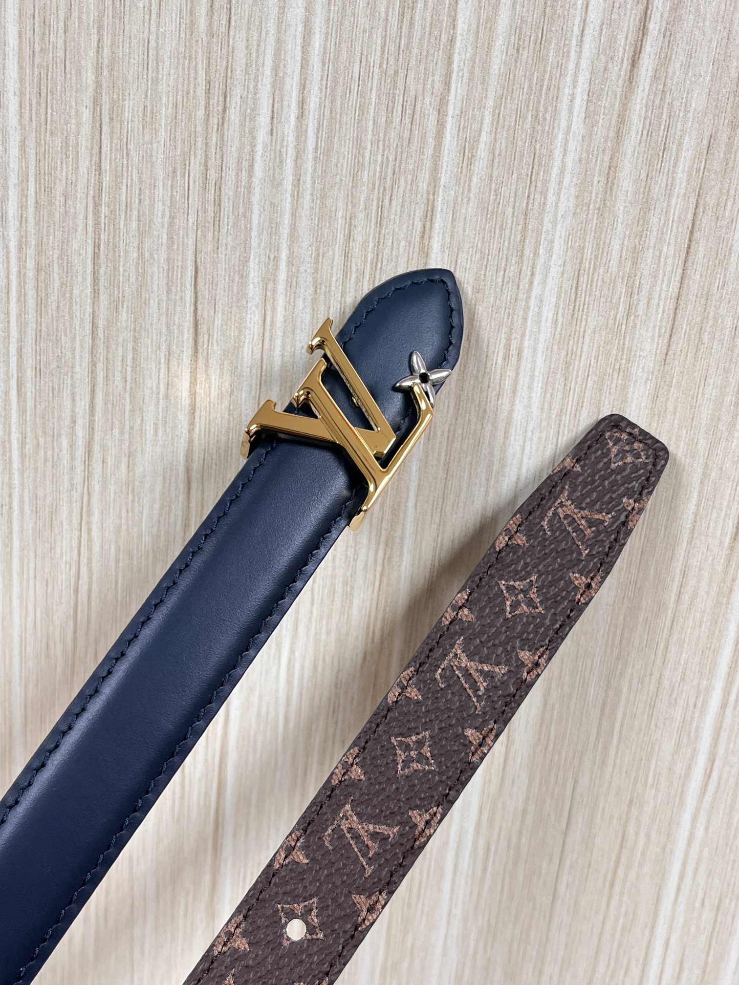 2026当季新款女士细腰带，适配裙装、裤装 正面：海军蓝色光滑小牛皮- 反面：经典Monogram老花涂