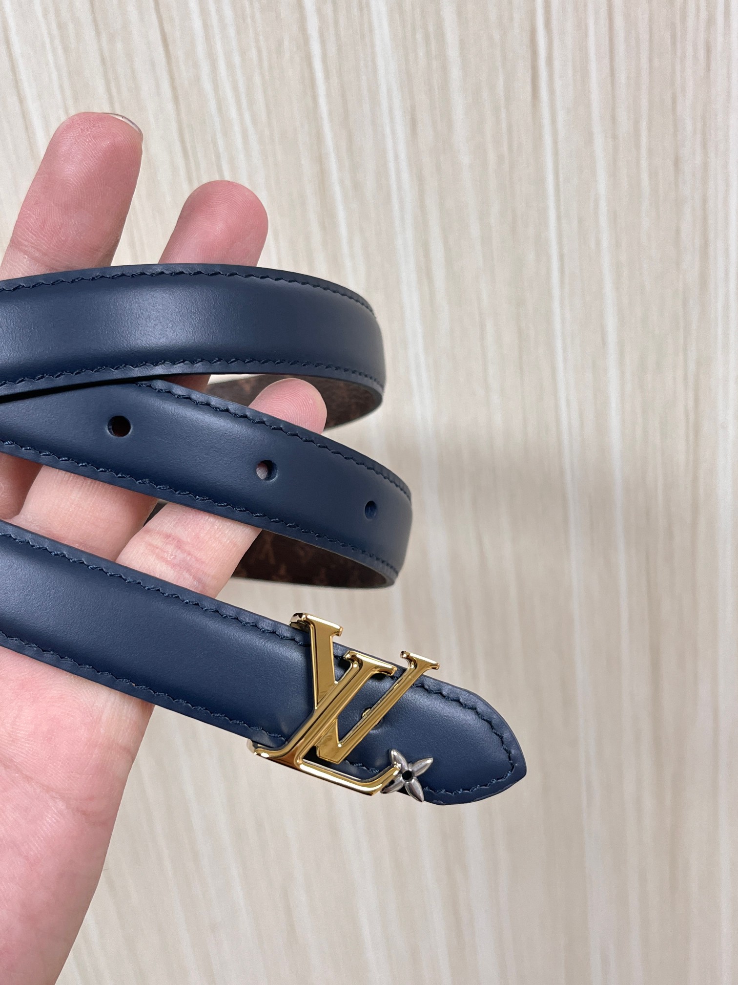 2026当季新款女士细腰带，适配裙装、裤装 正面：海军蓝色光滑小牛皮- 反面：经典Monogram老花涂