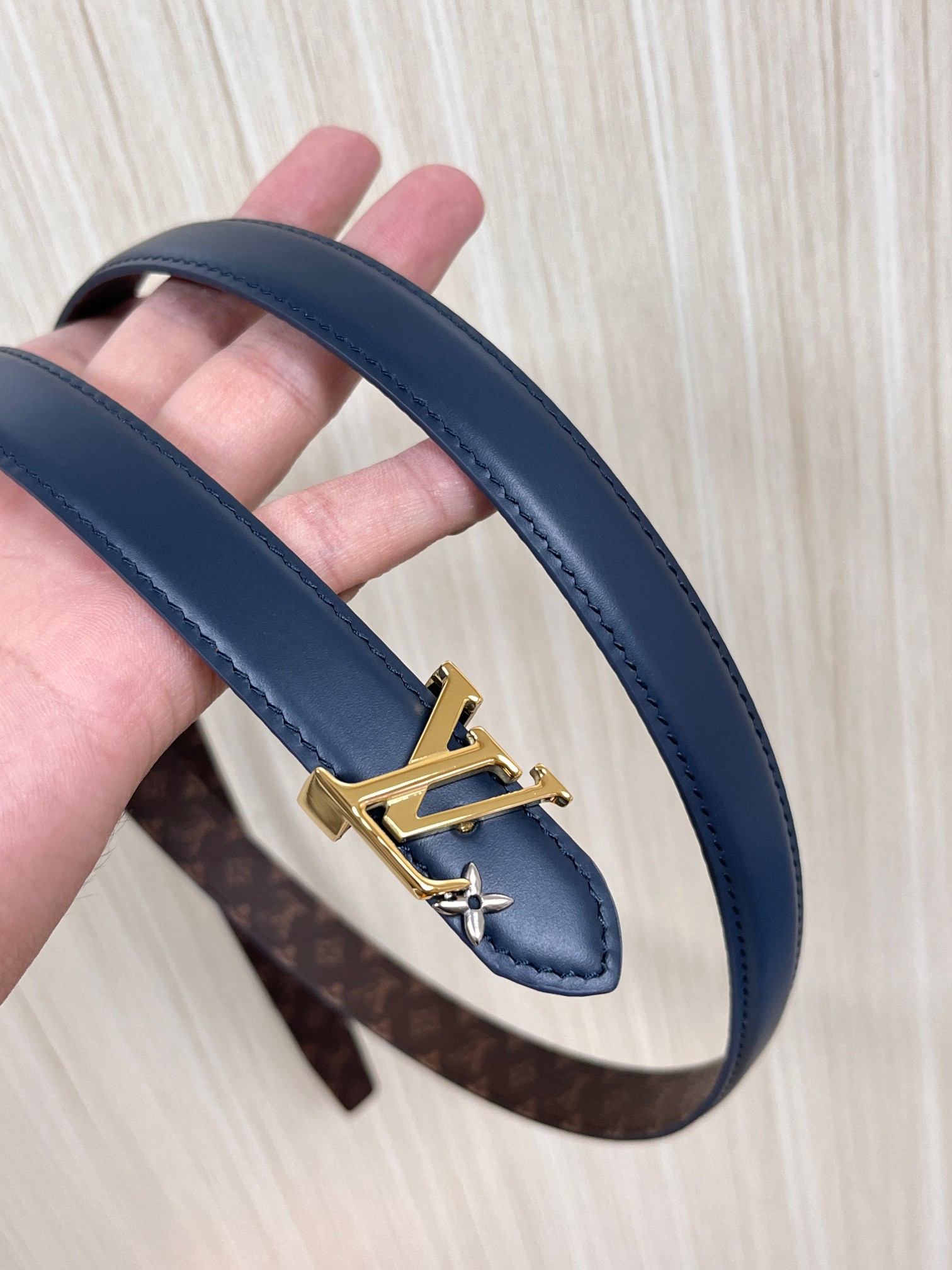 2026当季新款女士细腰带，适配裙装、裤装 正面：海军蓝色光滑小牛皮- 反面：经典Monogram老花涂