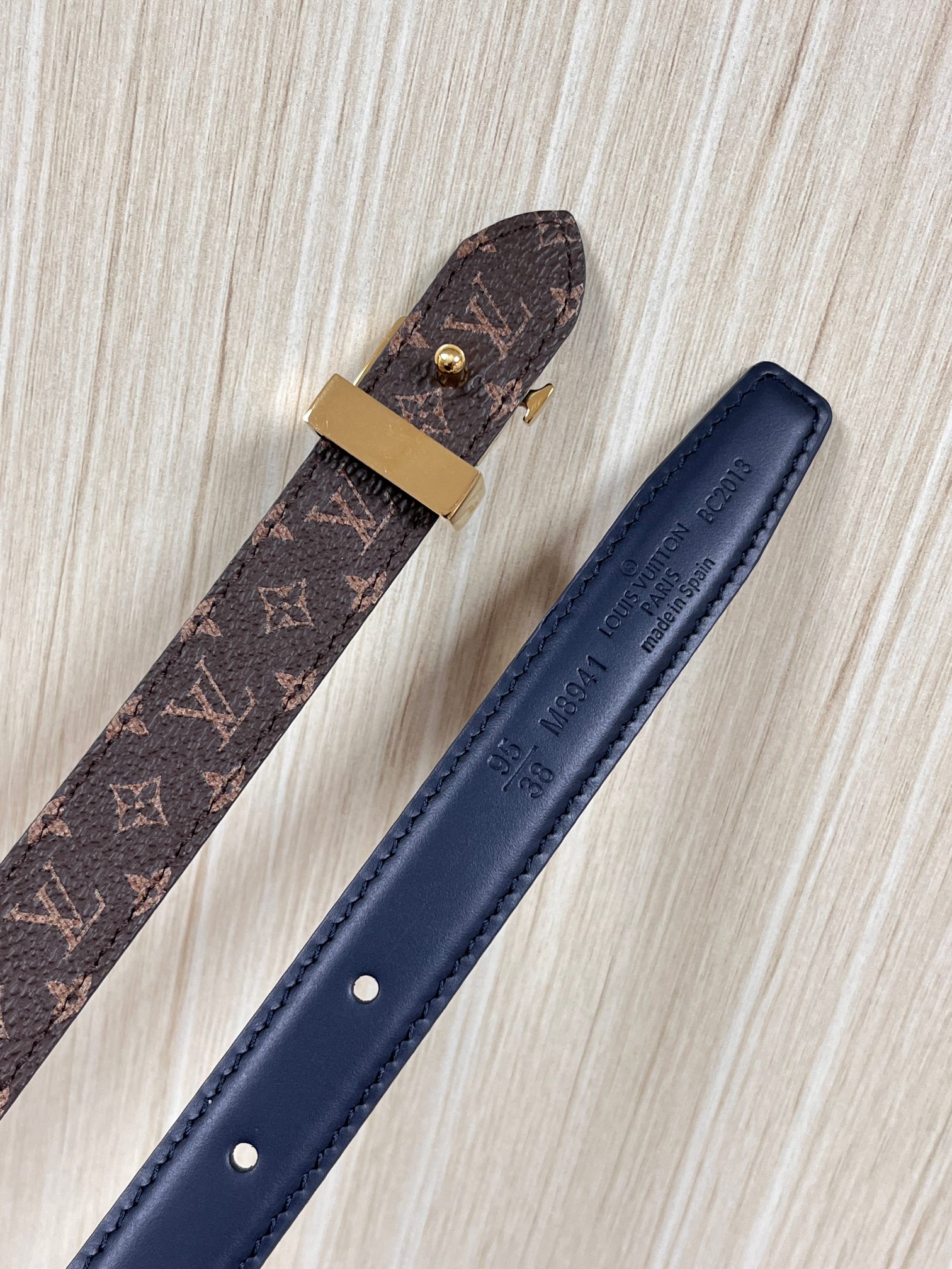 2026当季新款女士细腰带，适配裙装、裤装 正面：海军蓝色光滑小牛皮- 反面：经典Monogram老花涂