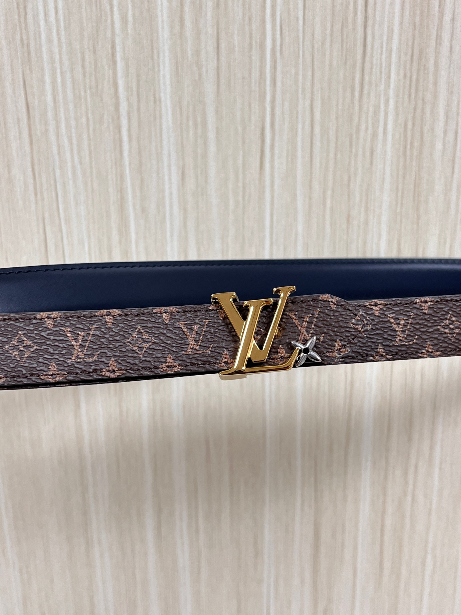 2026当季新款女士细腰带，适配裙装、裤装 正面：海军蓝色光滑小牛皮- 反面：经典Monogram老花涂