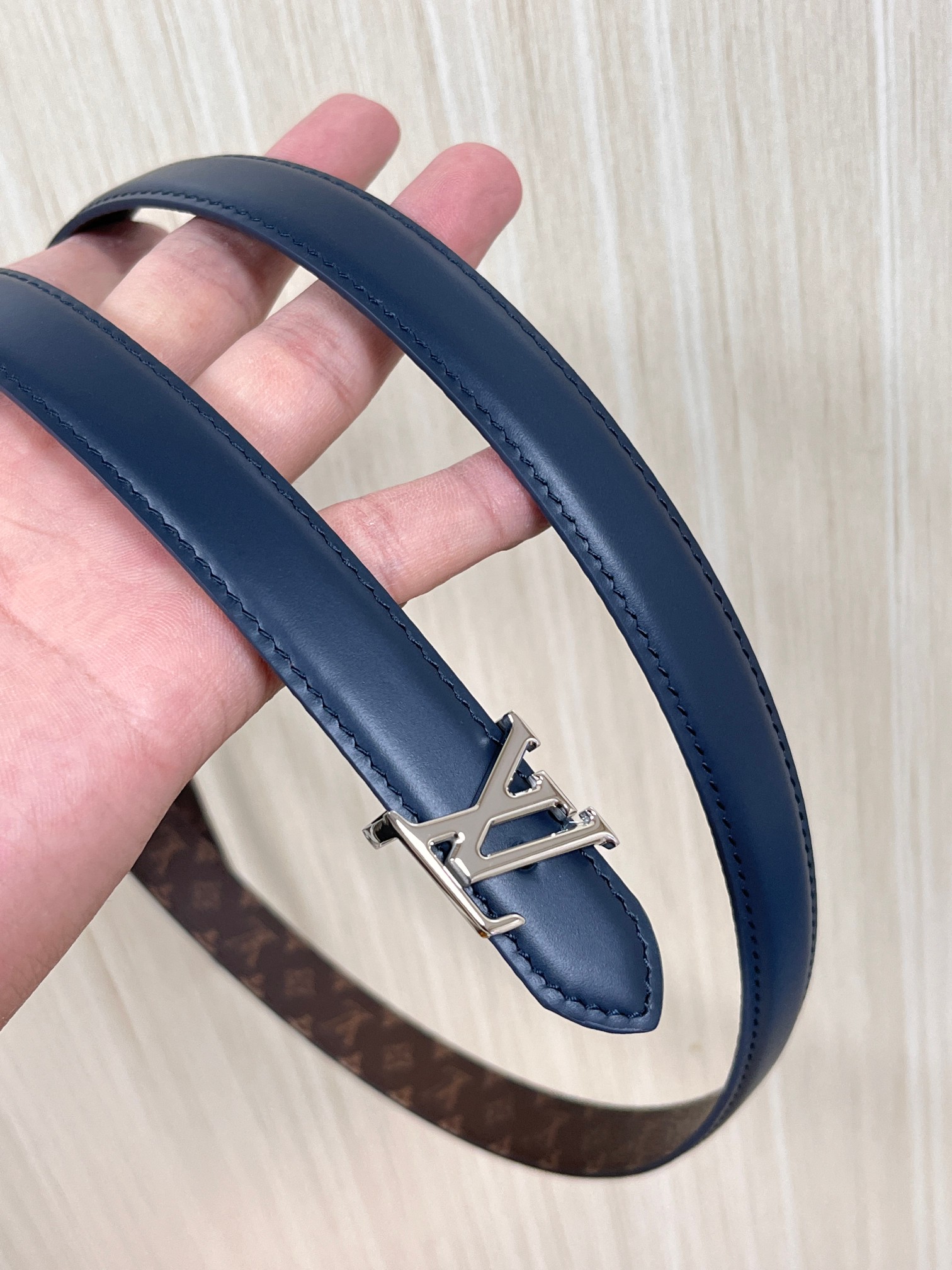 2026当季新款女士细腰带，适配裙装、裤装 正面：海军蓝色光滑小牛皮- 反面：经典Monogram老花涂