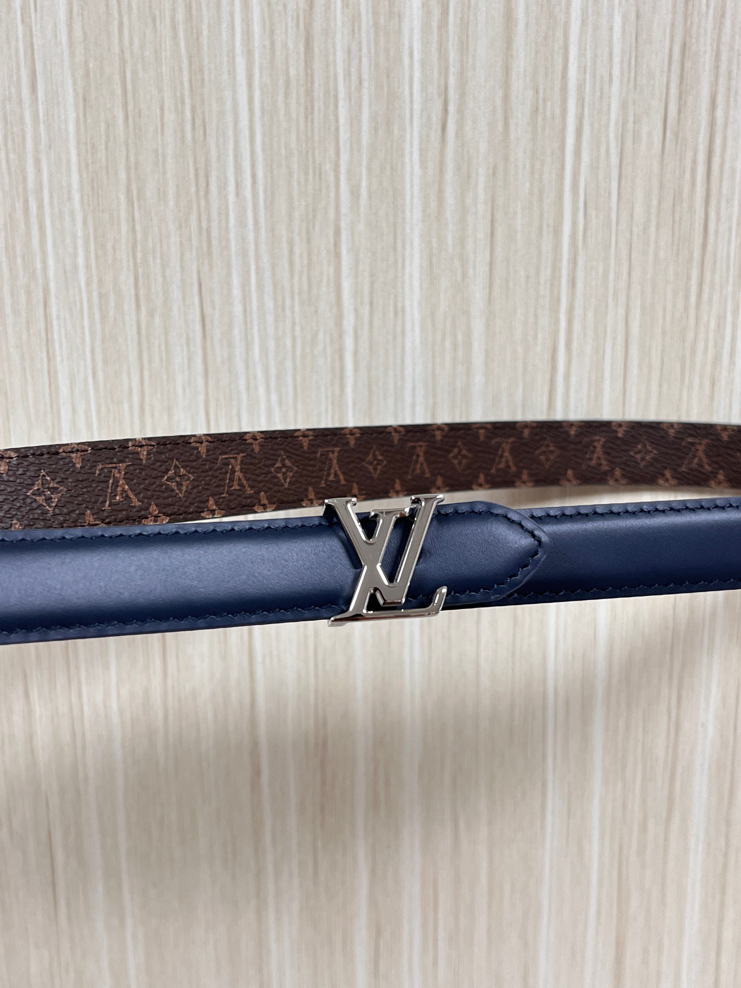 2026当季新款女士细腰带，适配裙装、裤装 正面：海军蓝色光滑小牛皮- 反面：经典Monogram老花涂