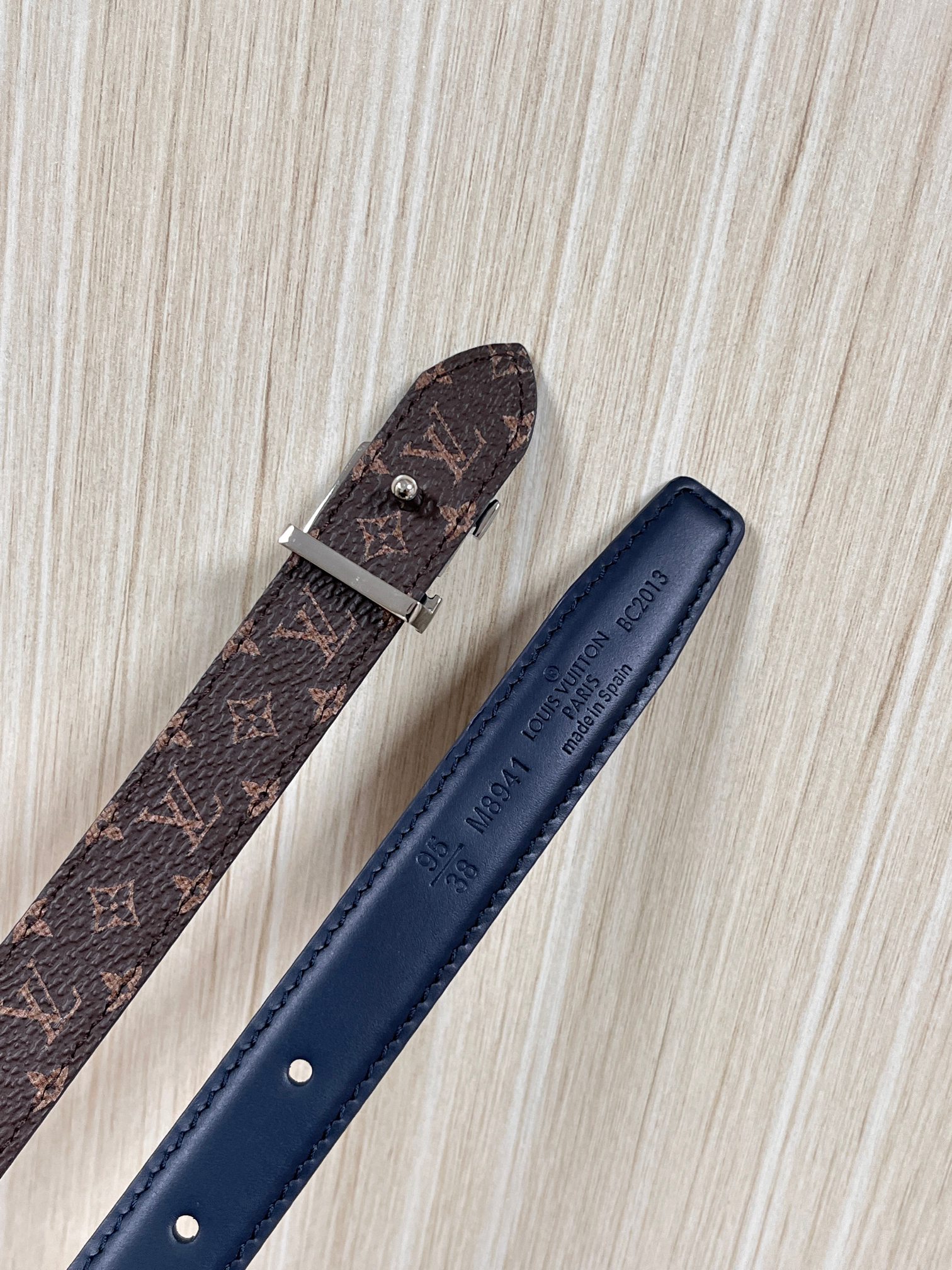 2026当季新款女士细腰带，适配裙装、裤装 正面：海军蓝色光滑小牛皮- 反面：经典Monogram老花涂