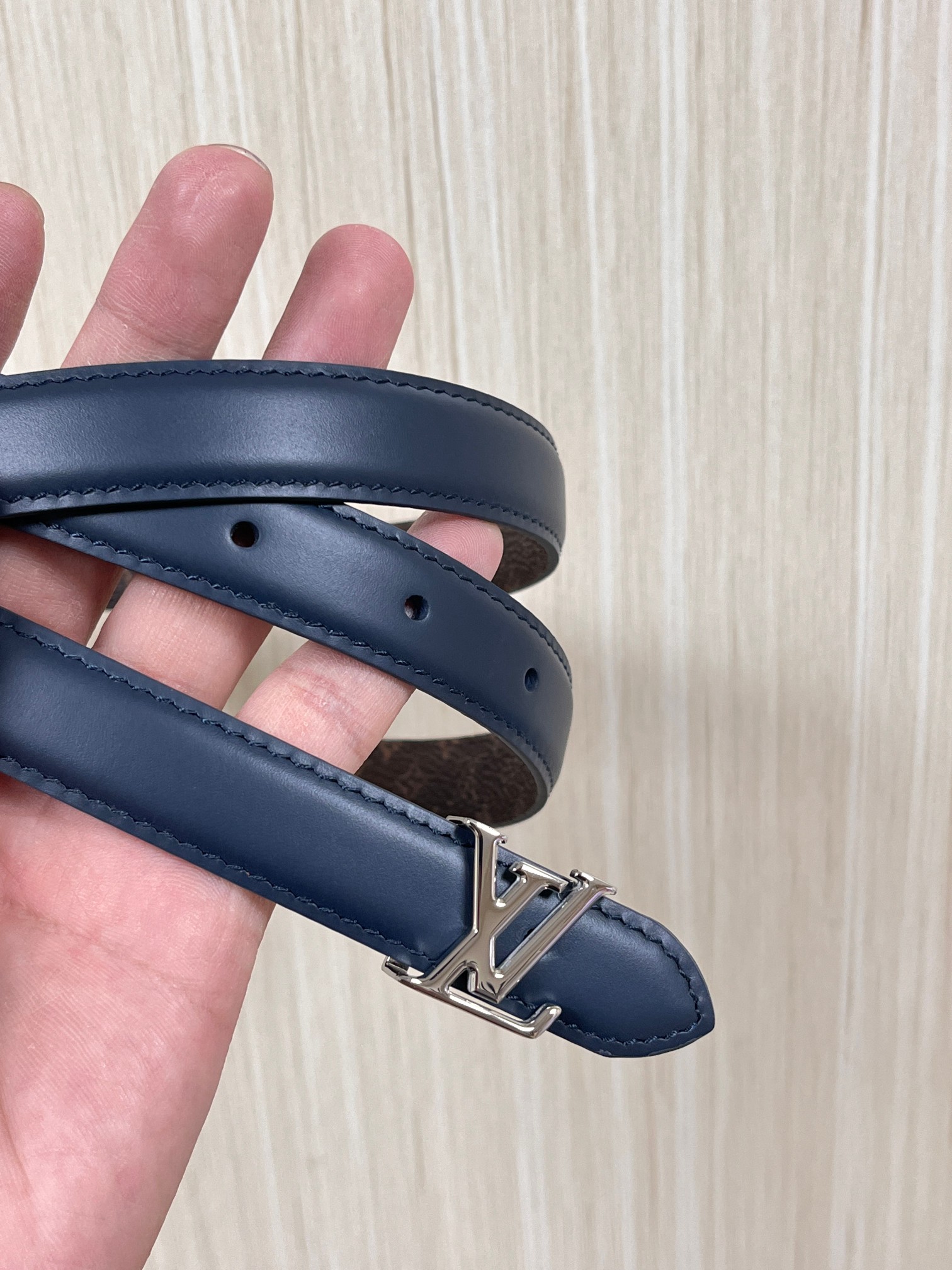 2026当季新款女士细腰带，适配裙装、裤装 正面：海军蓝色光滑小牛皮- 反面：经典Monogram老花涂