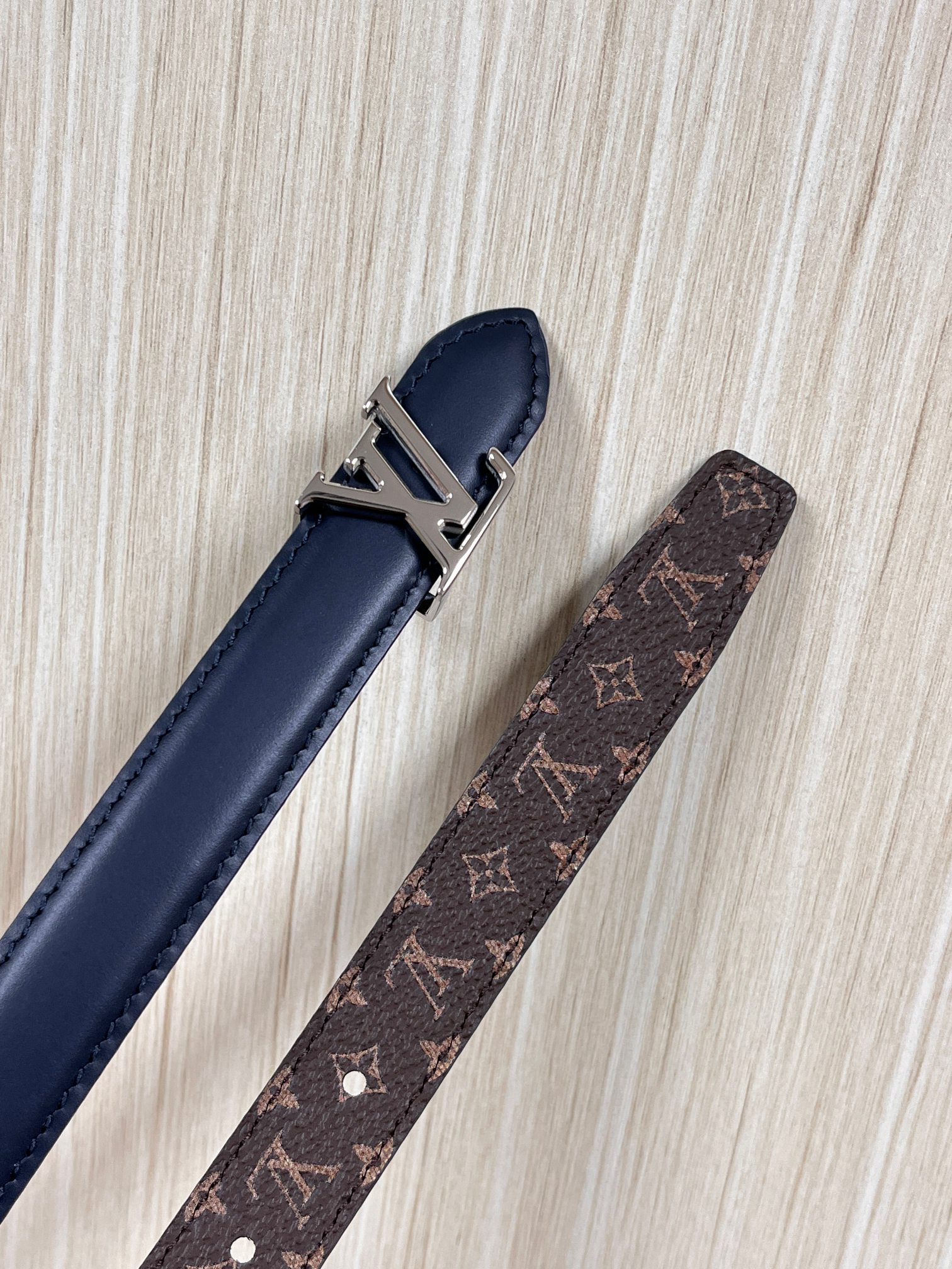 2026当季新款女士细腰带，适配裙装、裤装 正面：海军蓝色光滑小牛皮- 反面：经典Monogram老花涂