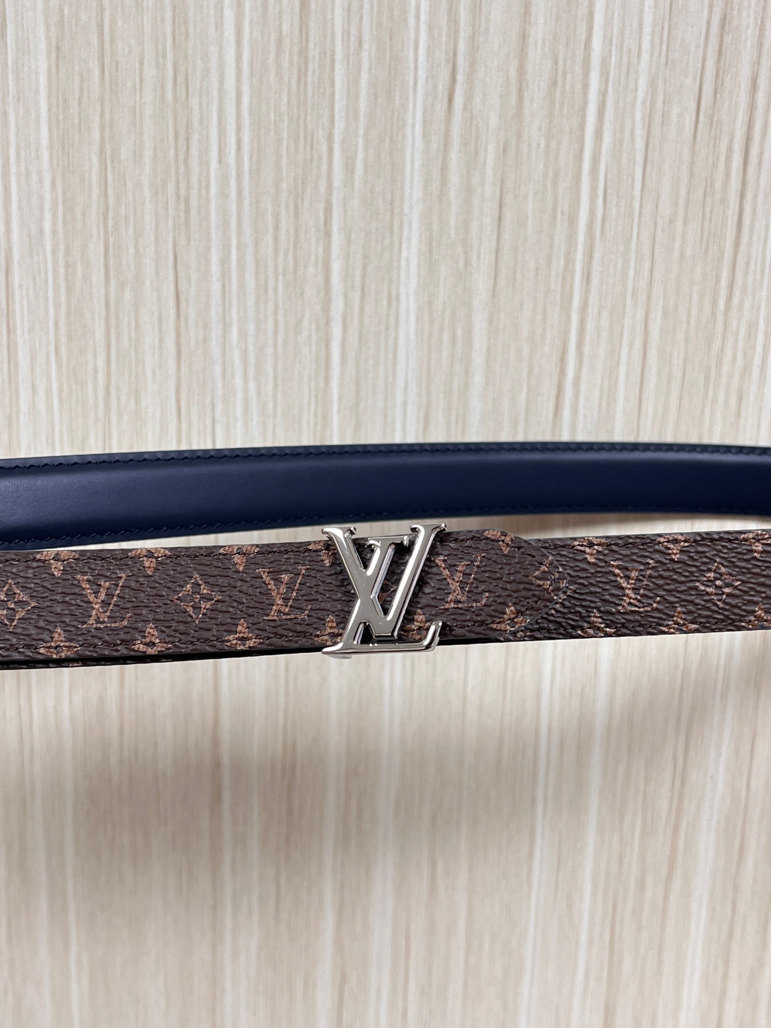 2026当季新款女士细腰带，适配裙装、裤装 正面：海军蓝色光滑小牛皮- 反面：经典Monogram老花涂