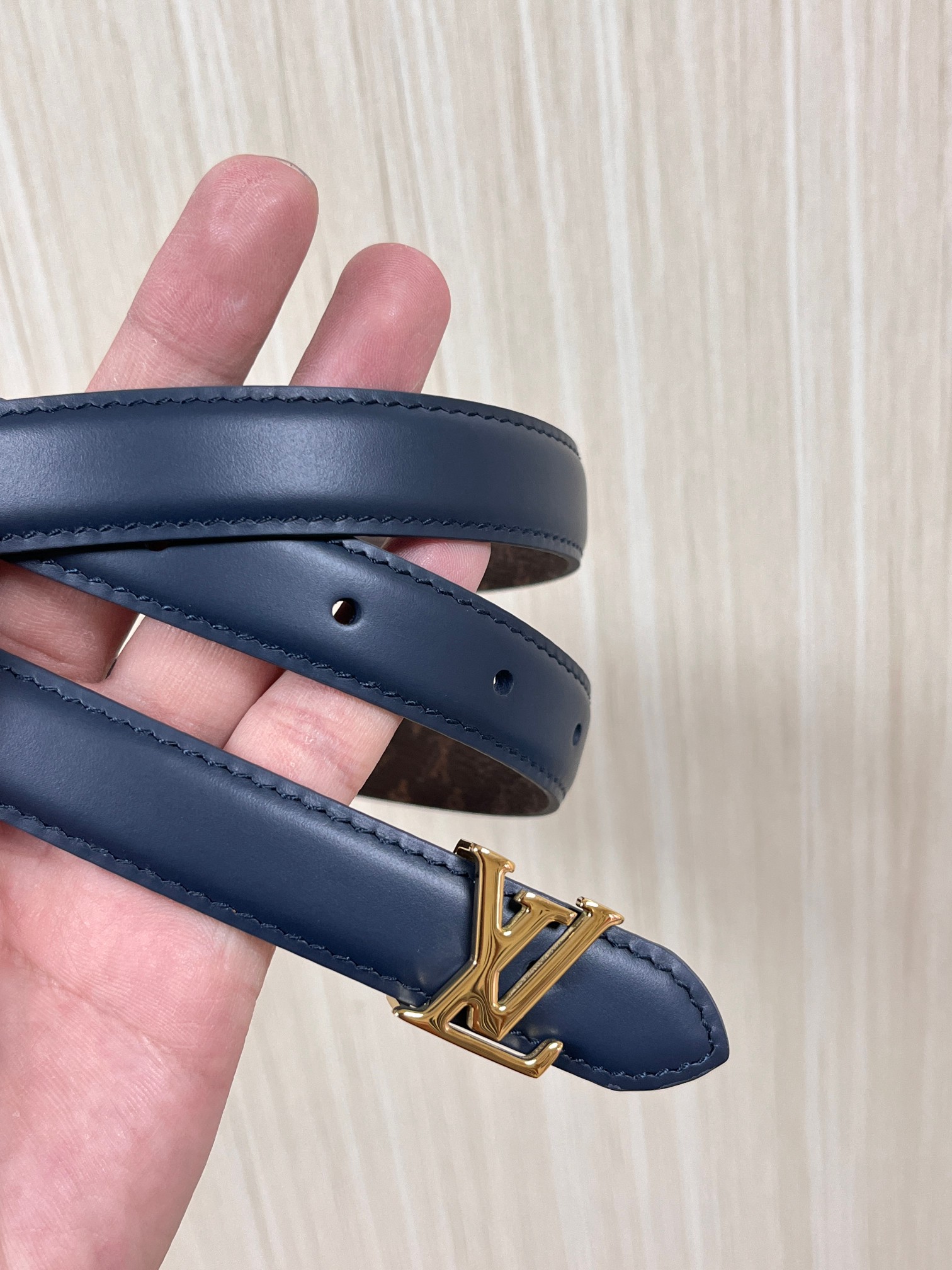 2026当季新款女士细腰带，适配裙装、裤装 正面：海军蓝色光滑小牛皮- 反面：经典Monogram老花涂